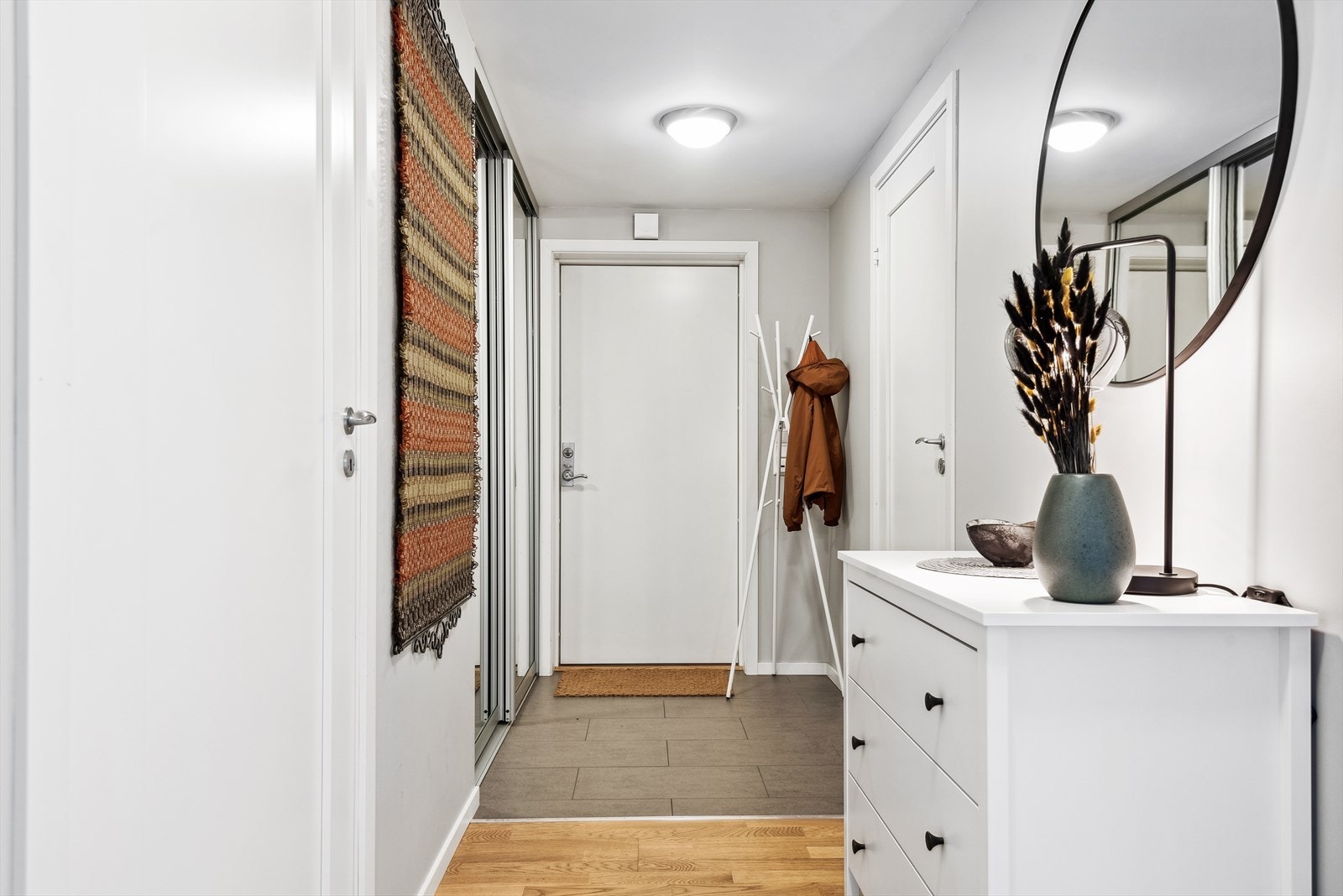 En lys og fin entré med en romslig skyvedørsgarderobe ønsker deg velkommen inn. Galleribilde