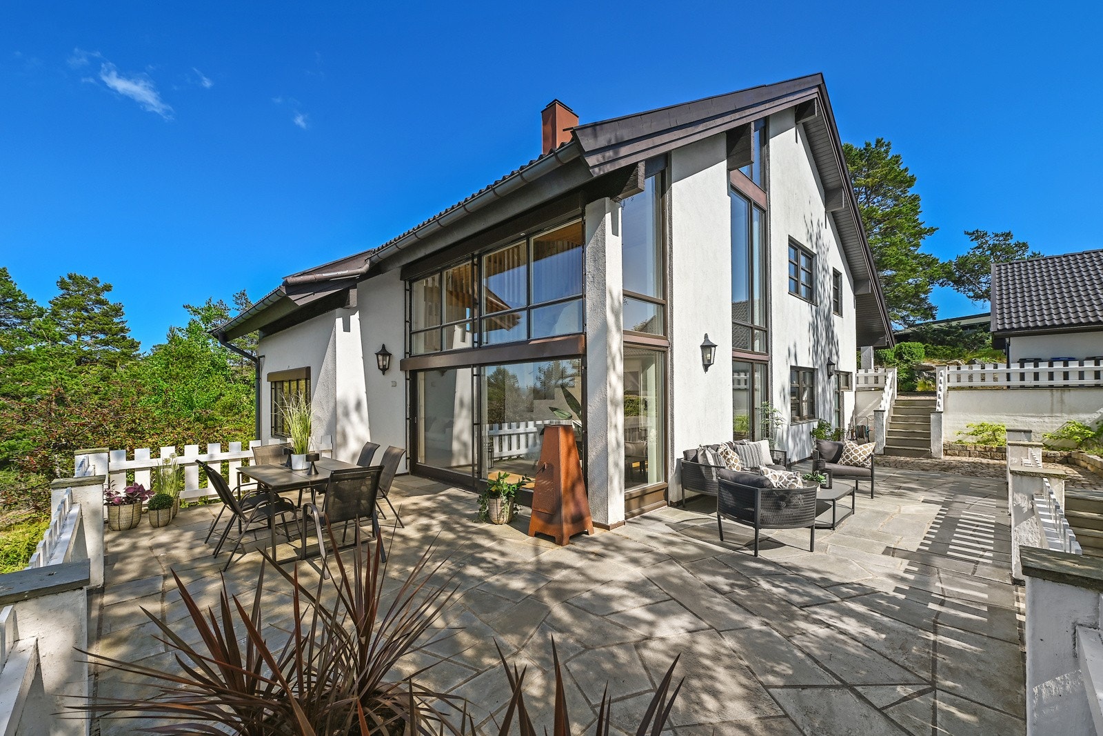 Terrassene ligger utenfor stue og kjøkken, og har sol hele dagen. Galleribilde