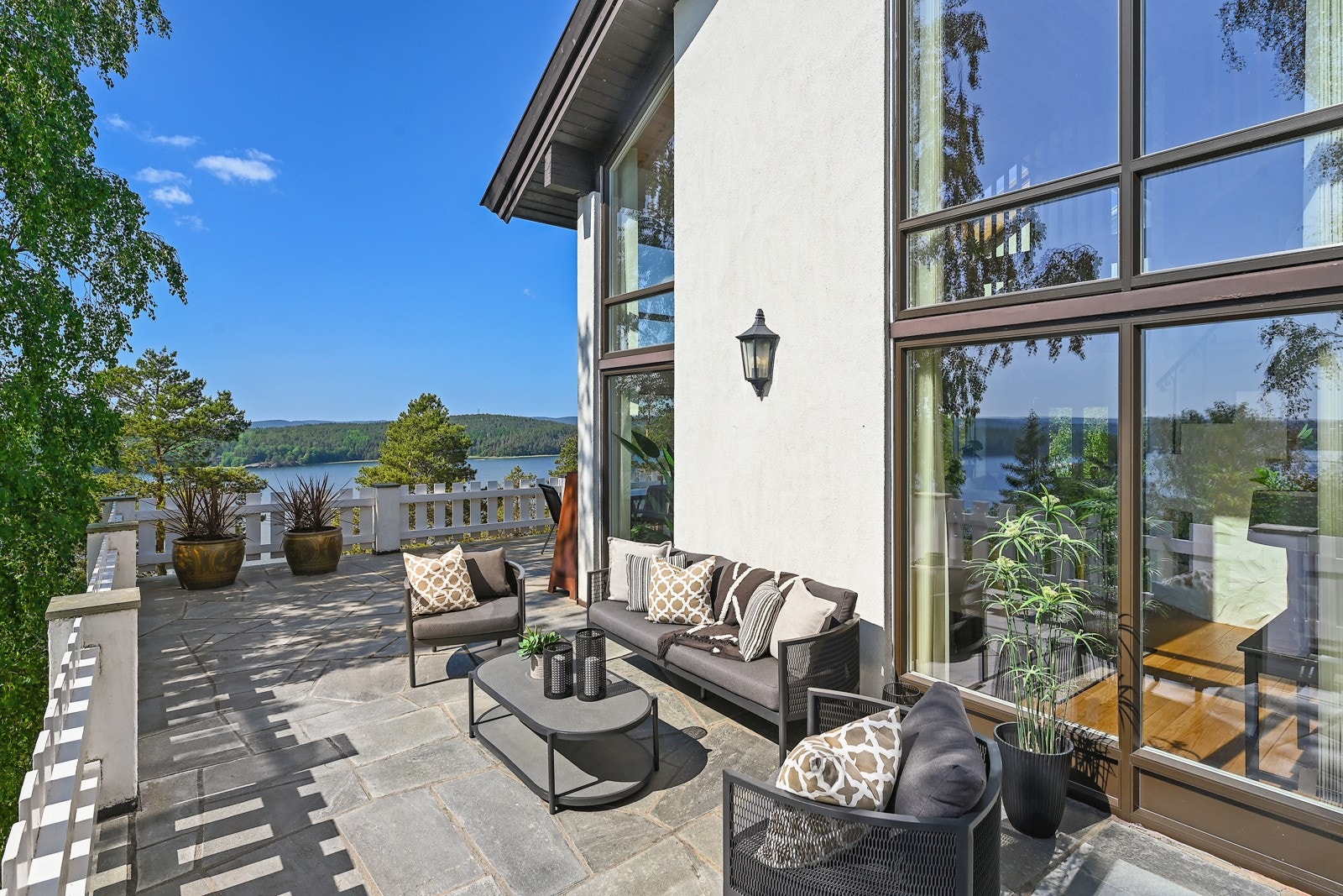 Det er lagt skifer på terrassen, og deler av den har også varmekabler. Galleribilde