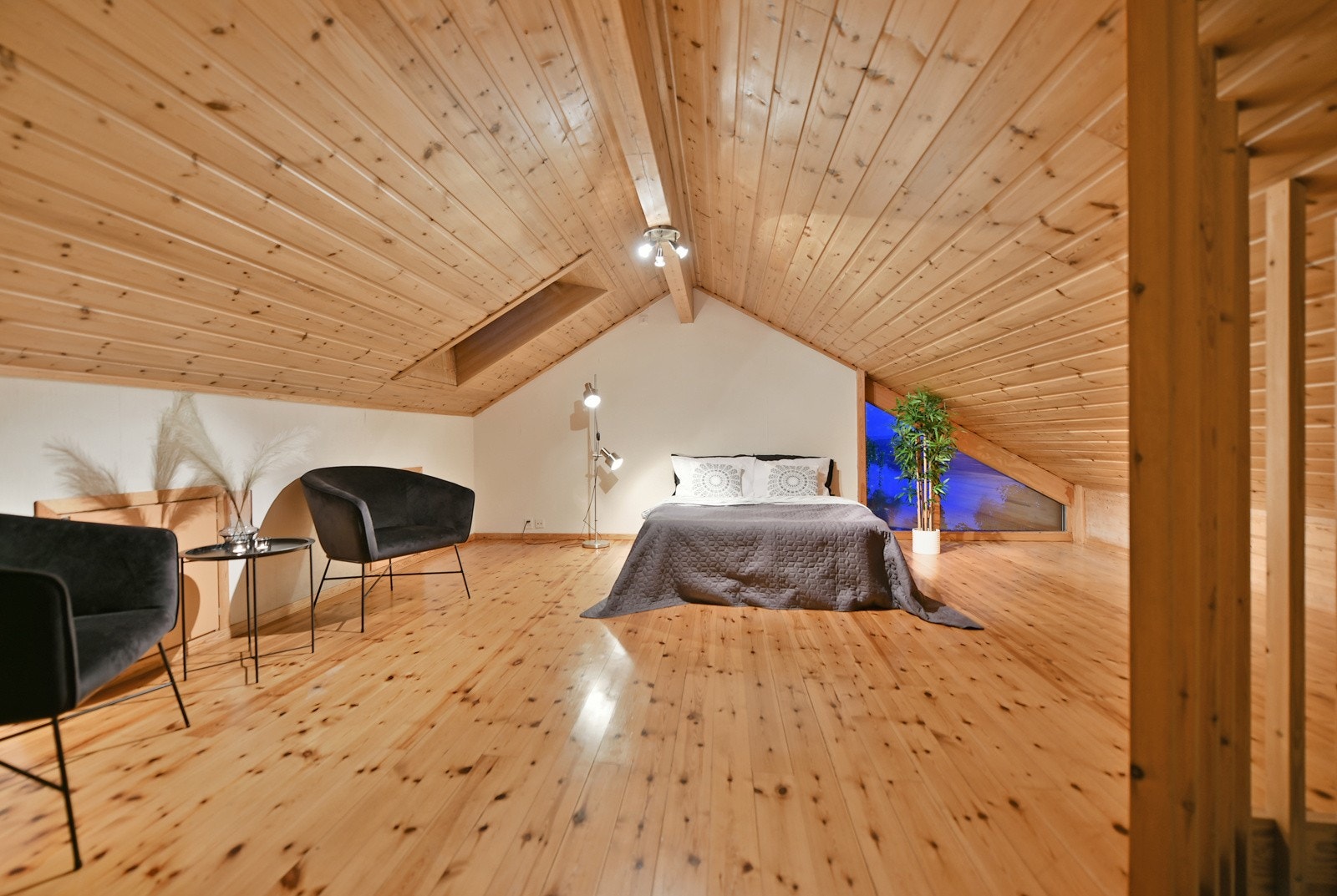 Loftstuen er et praktisk ekstra lekerom eller en ekstra TV-stue. Galleribilde