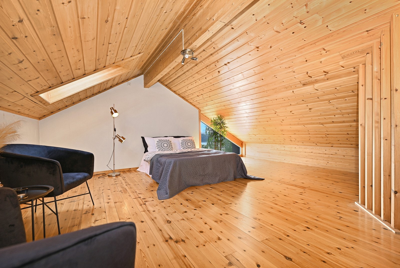 Loftsstuen er et koselig rom, og har et vindu med fin utsikt mot Landeparken og Grålum. Galleribilde