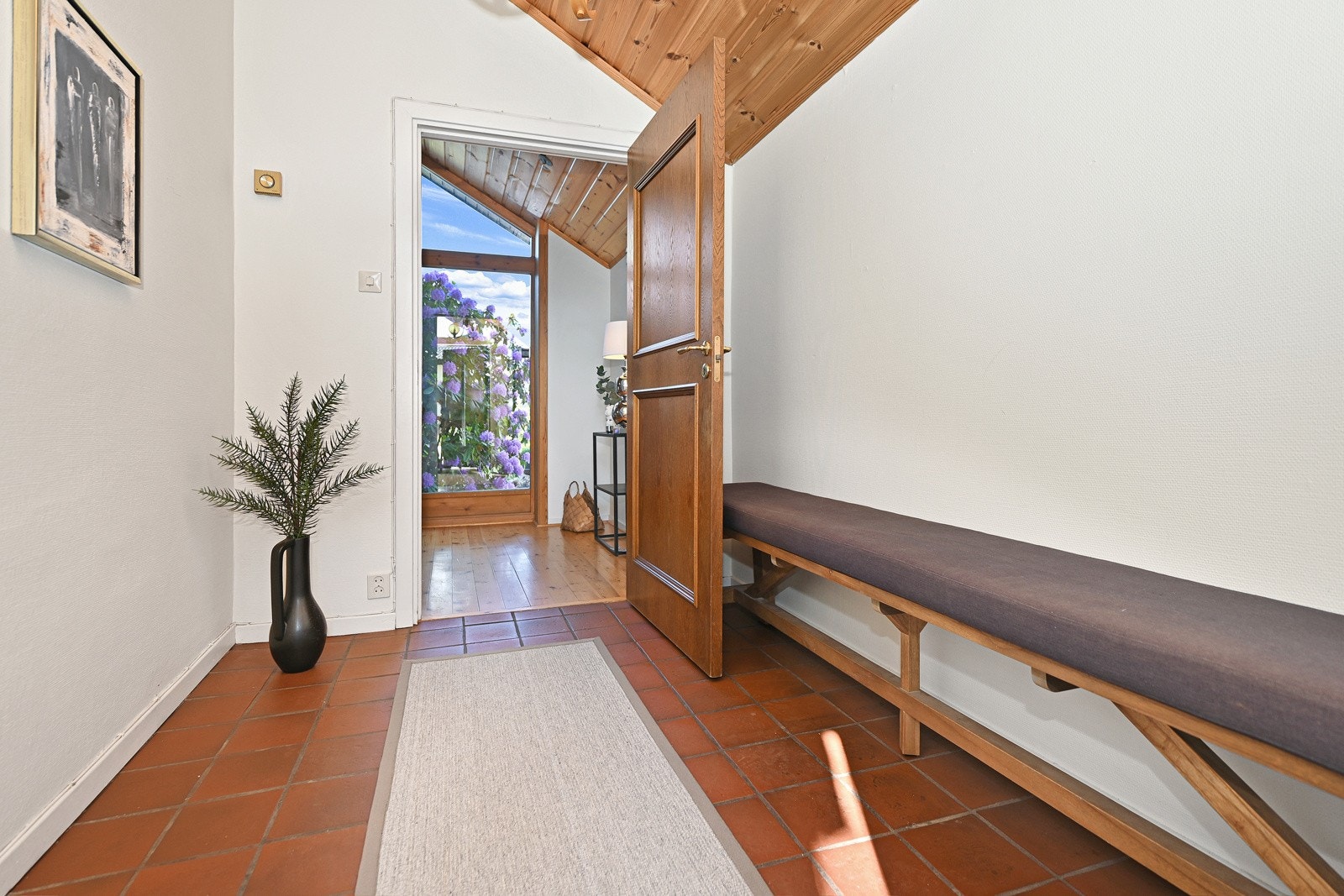 Romslig entré med god plass til yttertøy. Galleribilde