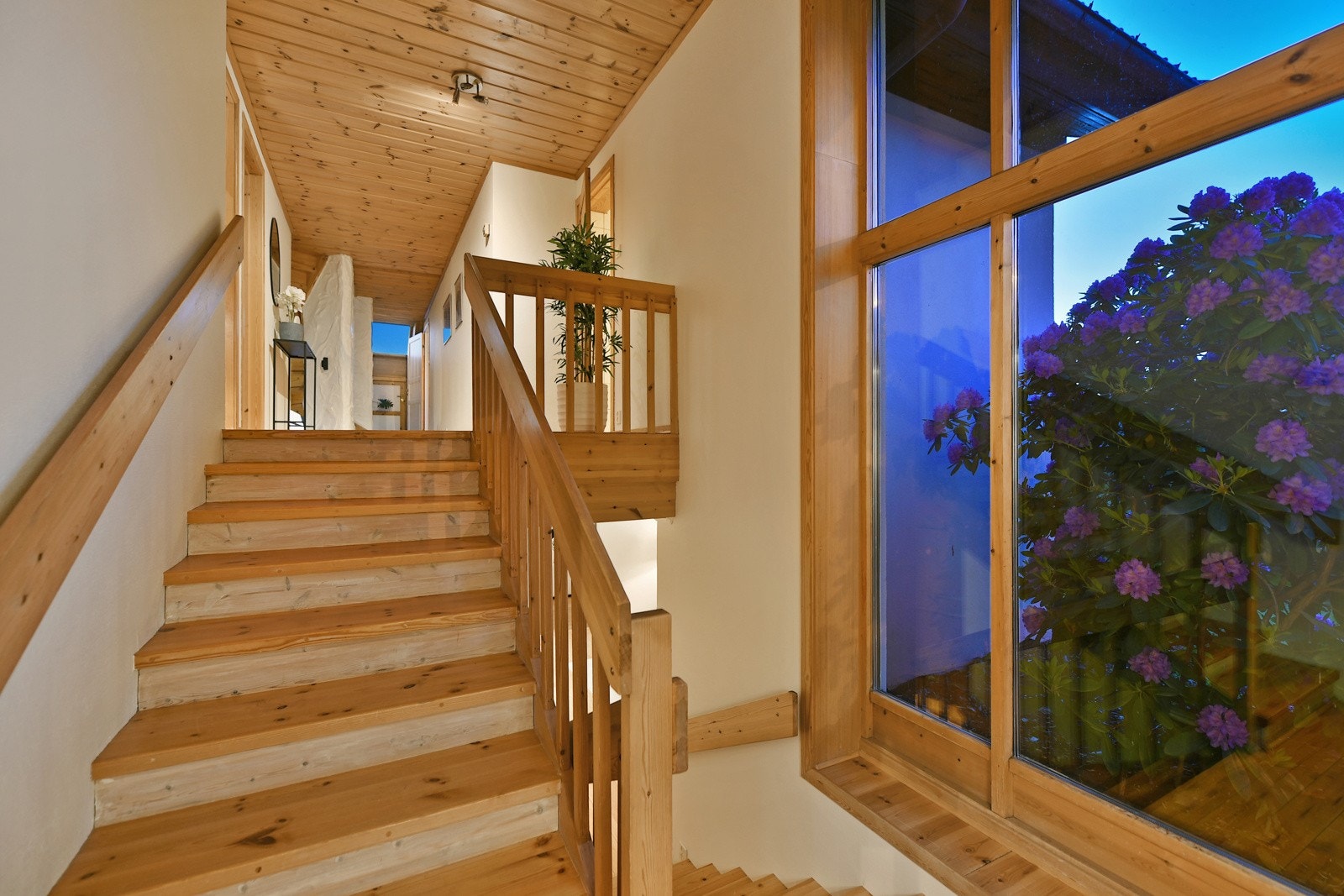 Inngangspartiet ligger på et halvplan mellom 1. og 2. etasje. Galleribilde