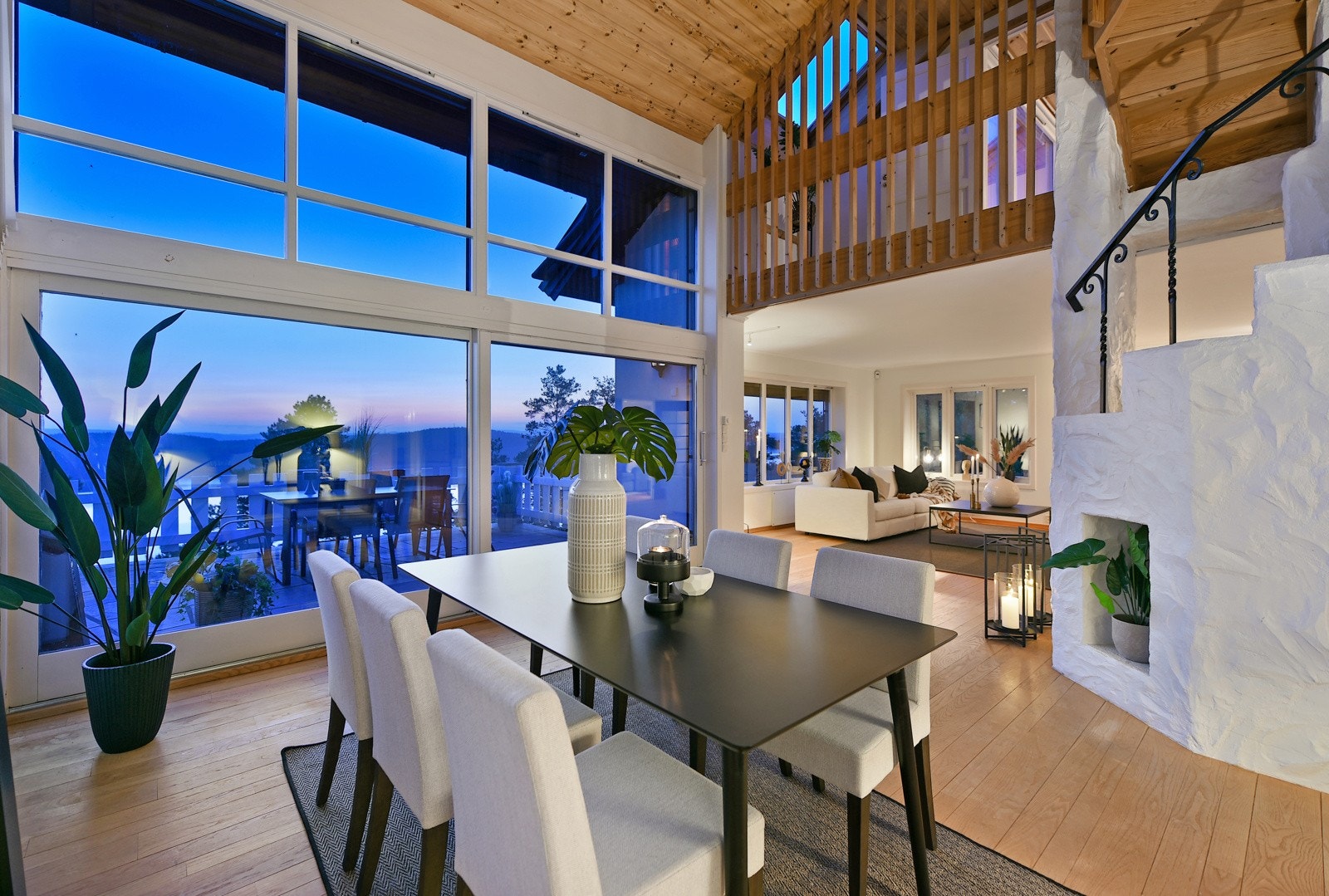 I denne stuen er det åpen himling og meget god takhøyde. Galleribilde