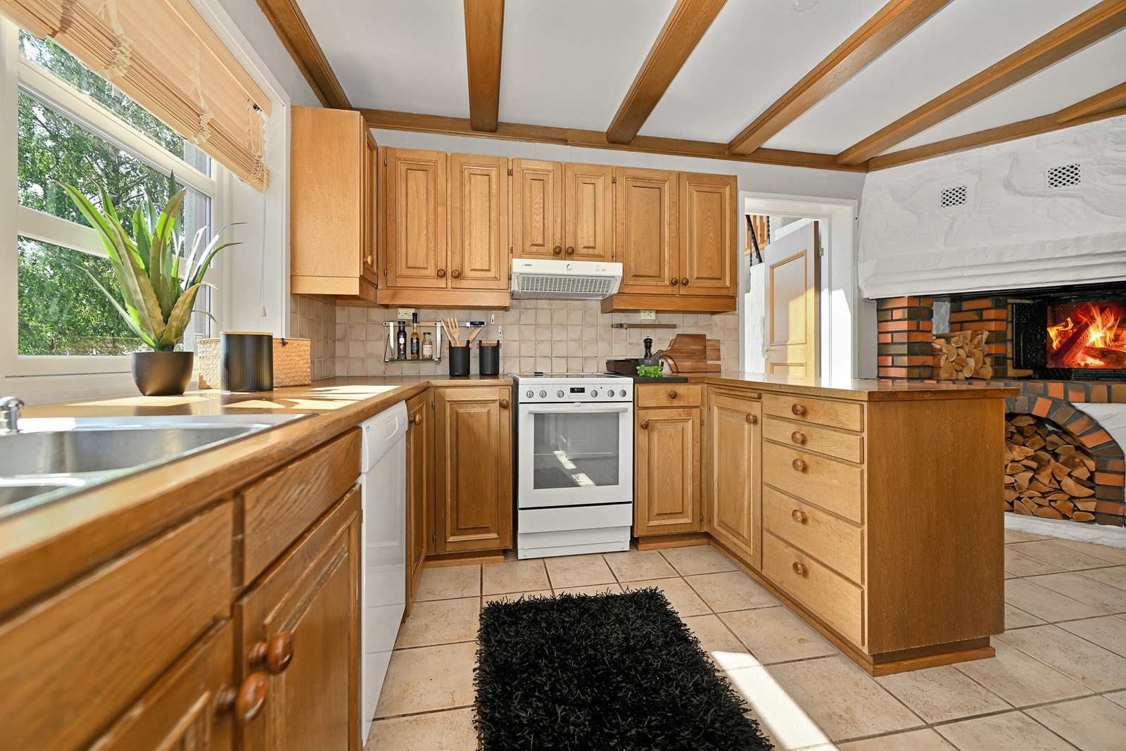 Kjøkkenet har innredning i heltre eik, og er fra byggeåret. Galleribilde