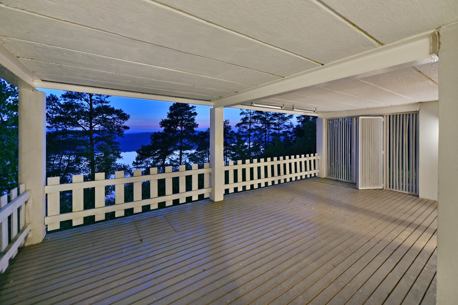 Utenfor kjellerstuen er det en stor overbygd terrasse som ligger under terrassen i 1. etasje. Galleribilde