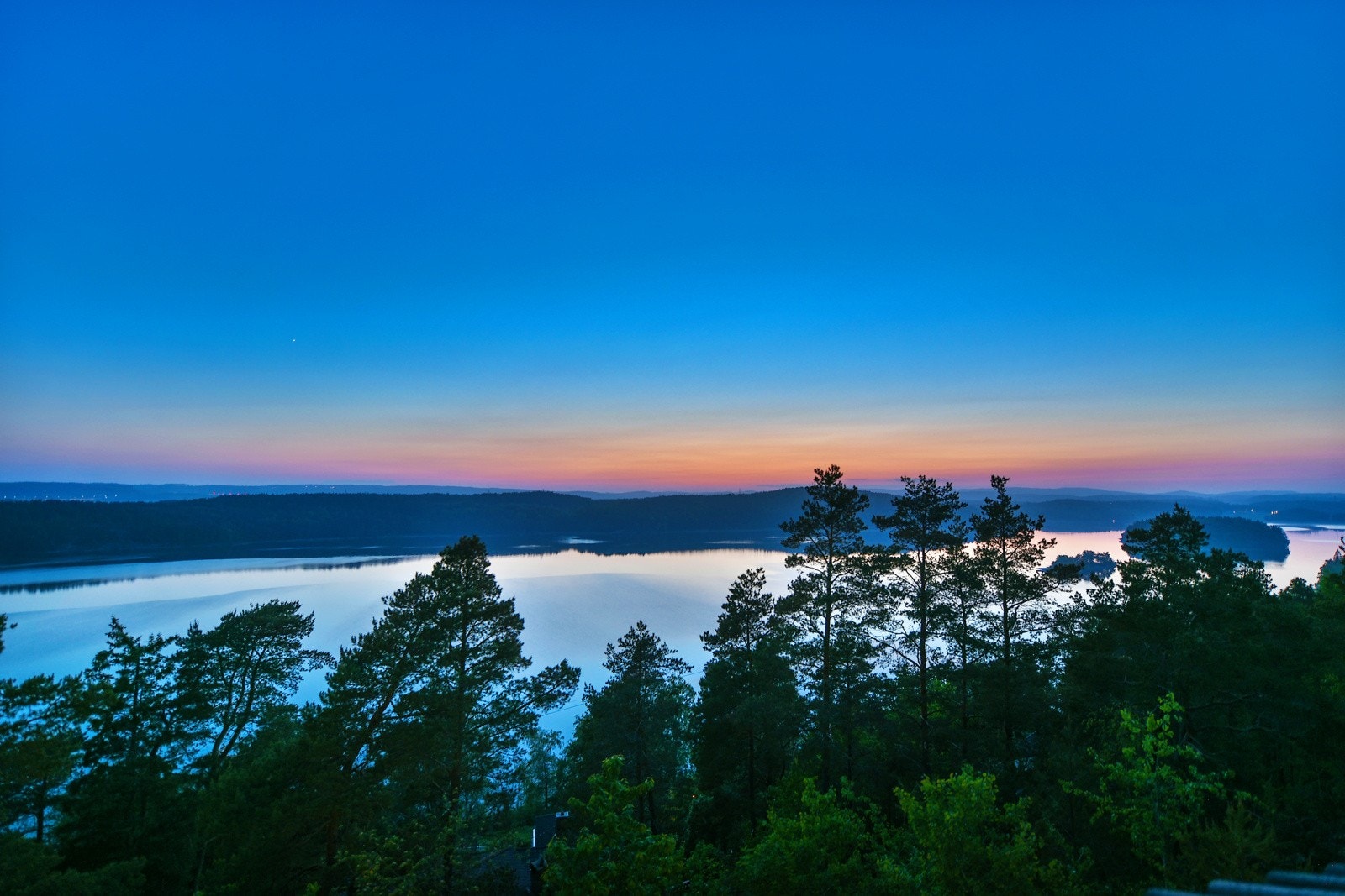 Midtsommer går solen ned over Tunevannet ca kl. 22.30. Galleribilde