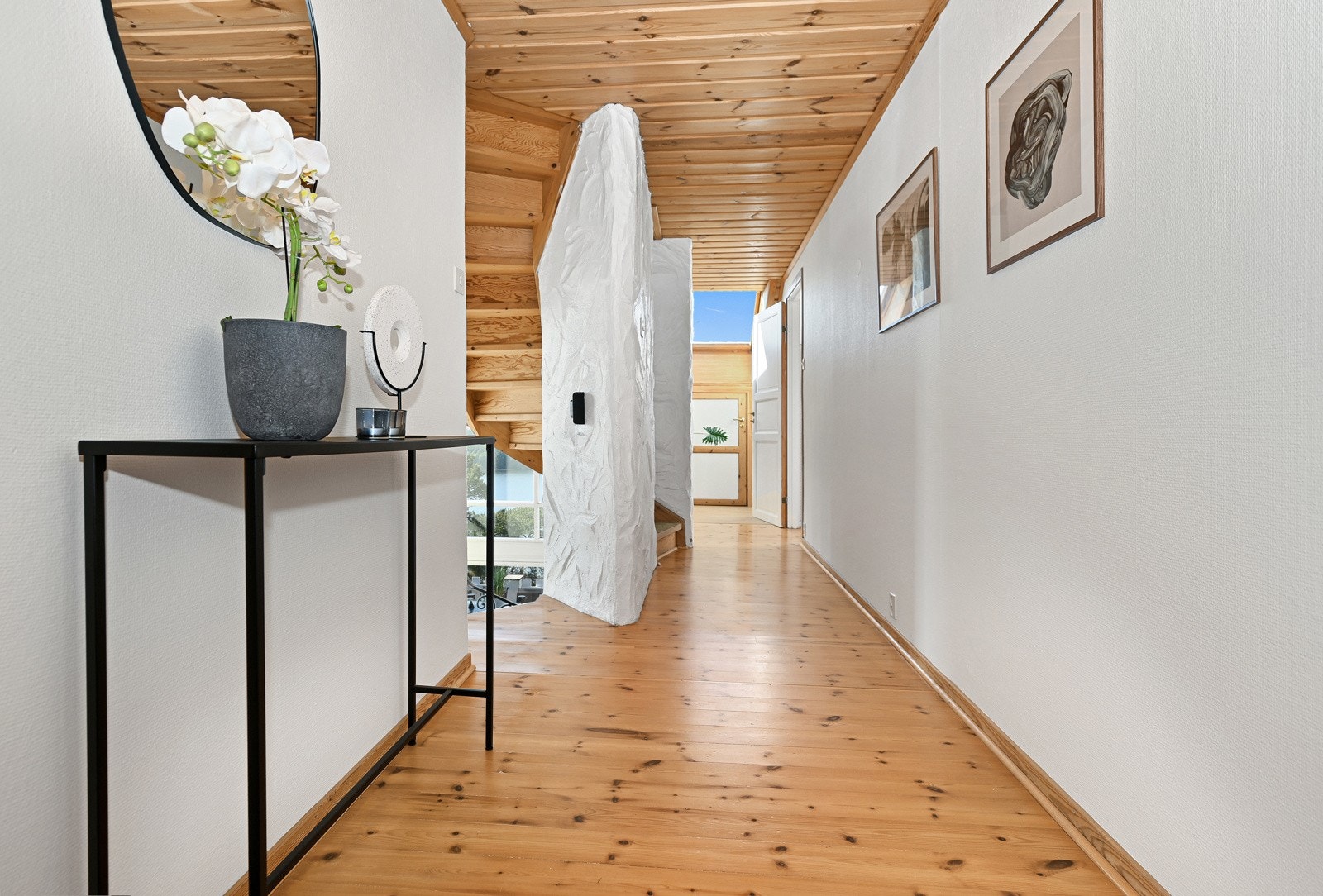 Soveromsgangen i 2. etasje er åpen ut mot spisestuen. Galleribilde