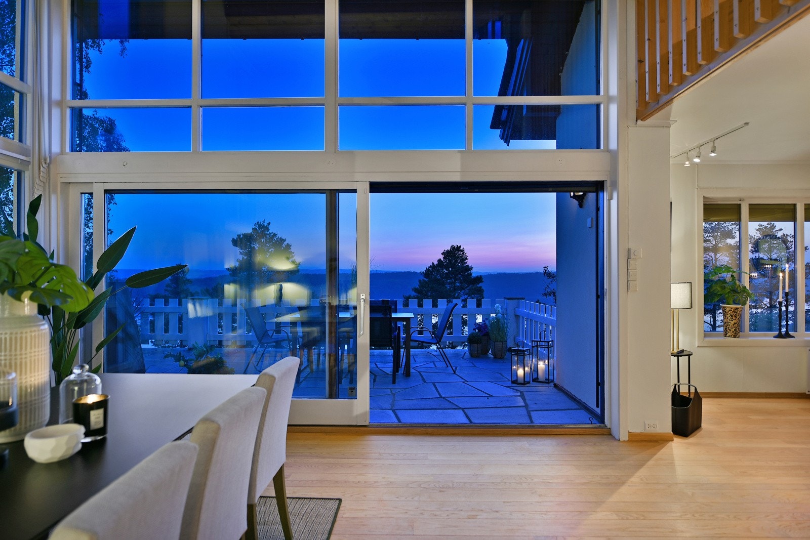 Boligen har store stuearealer i 1. etasje, samt både kjellerstue og loftsstue. Galleribilde