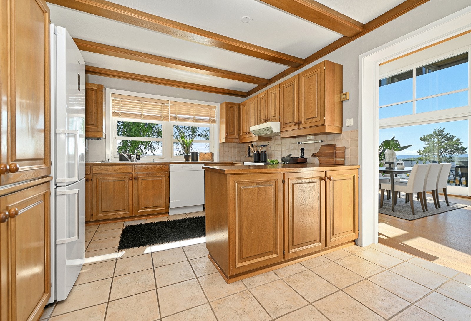 Kjøkkenet ligger innenfor spisestuen, og er praktisk innredet. Galleribilde