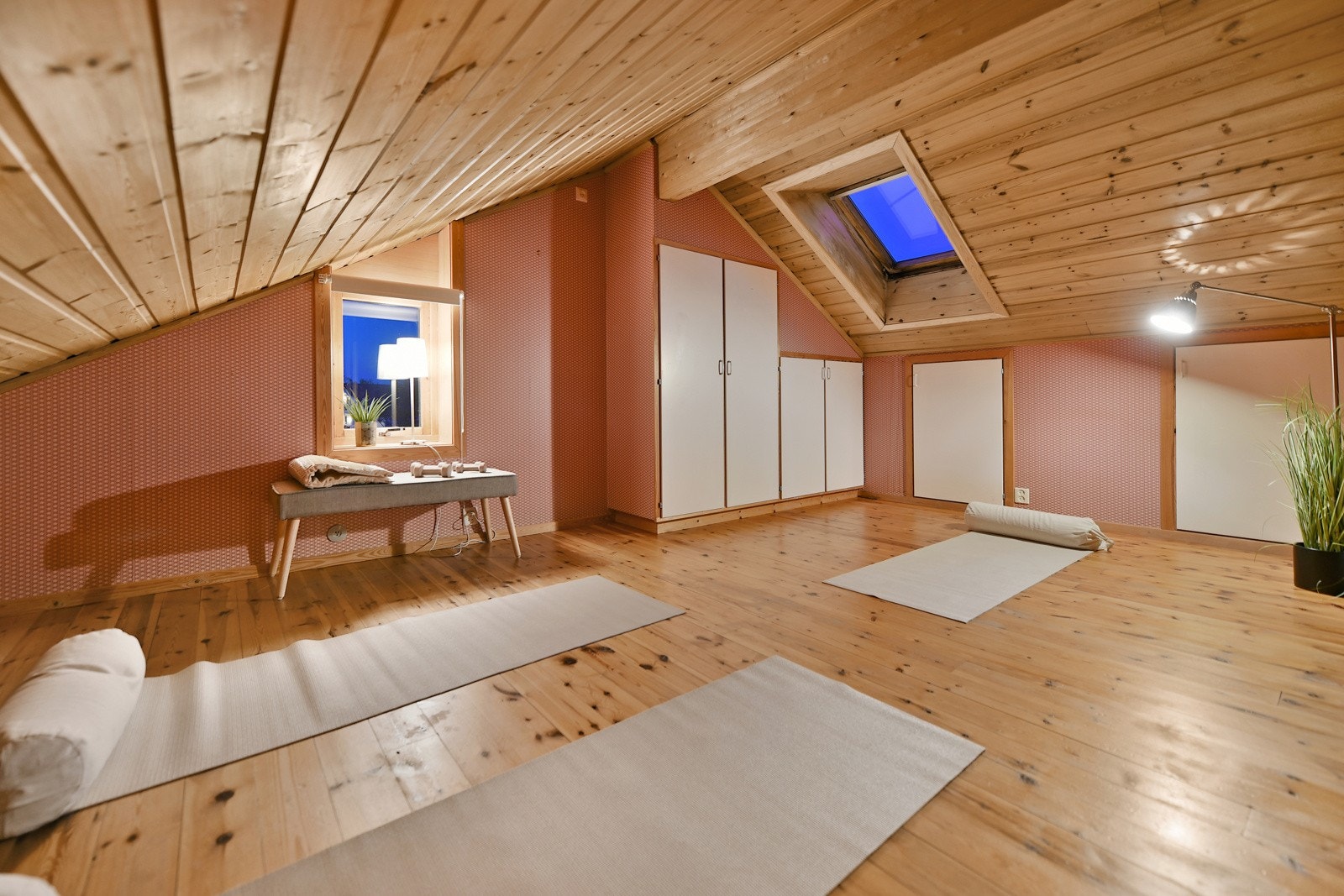 Loftsetasjen er innredet med en loftsstue og et soverom. Galleribilde