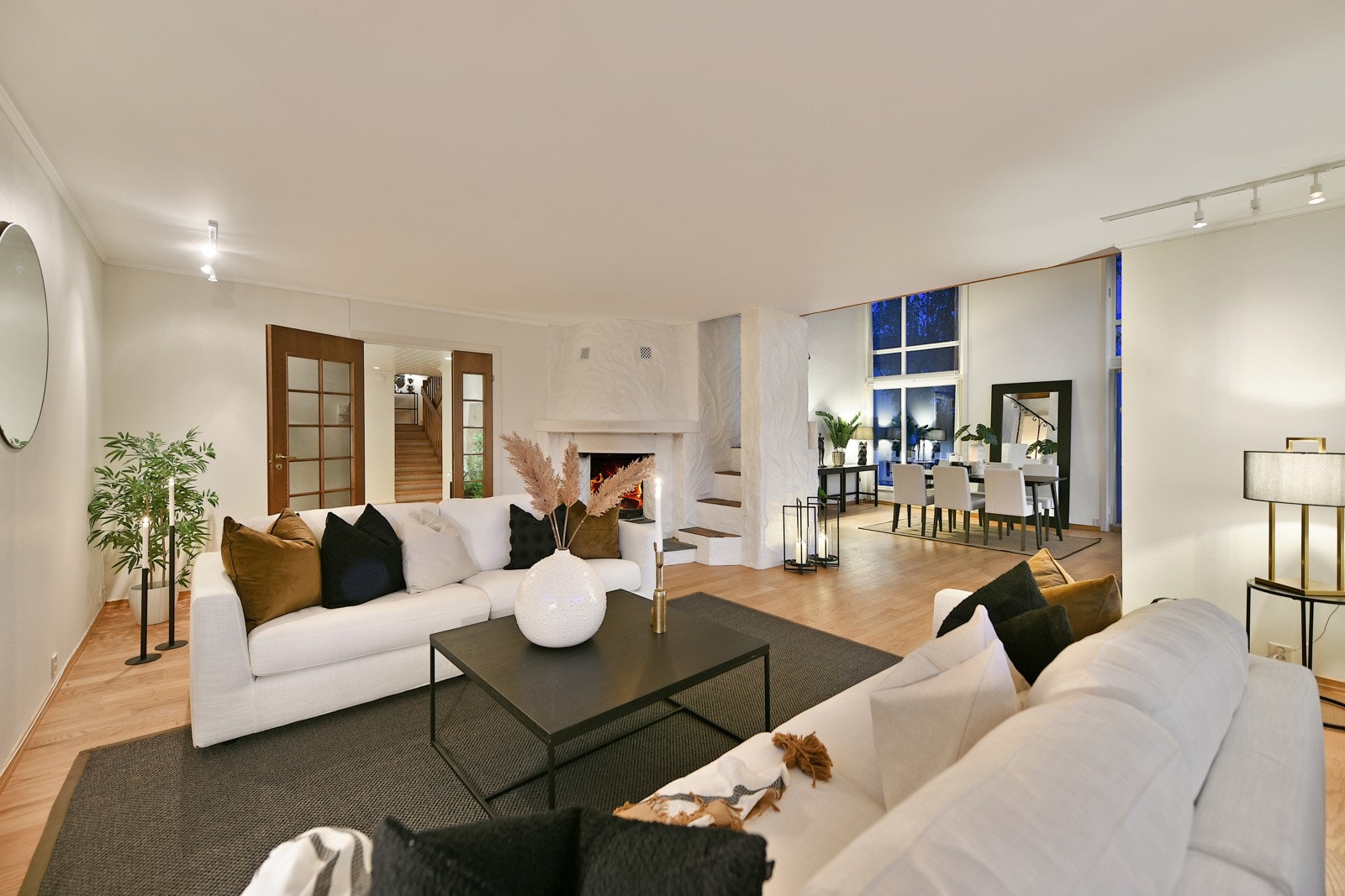 I 1. etasje ligger TV-stue, dagligstue og spisestue inntil hverandre. Galleribilde