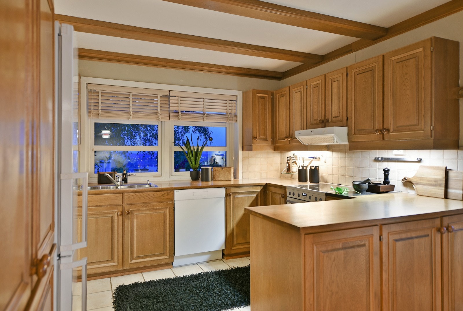 Stort kjøkken med mye skap- og benkeplass. Galleribilde