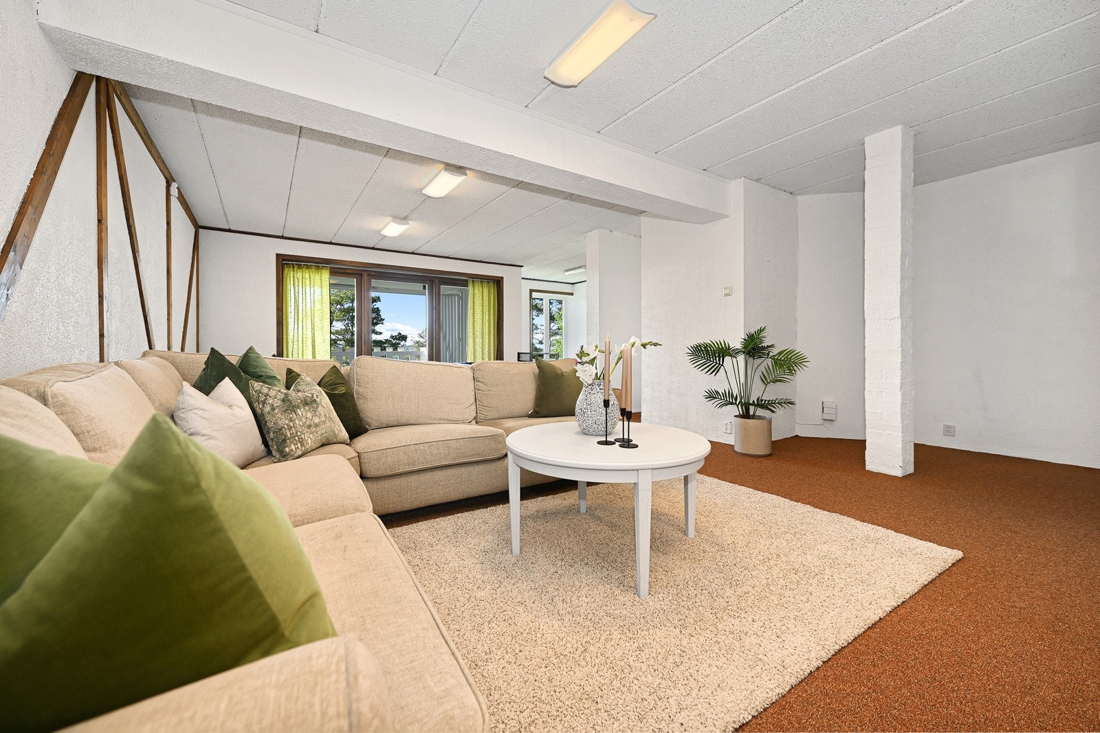 Herfra er det utgang til hagen og terrassen utenfor underetasjen. Galleribilde