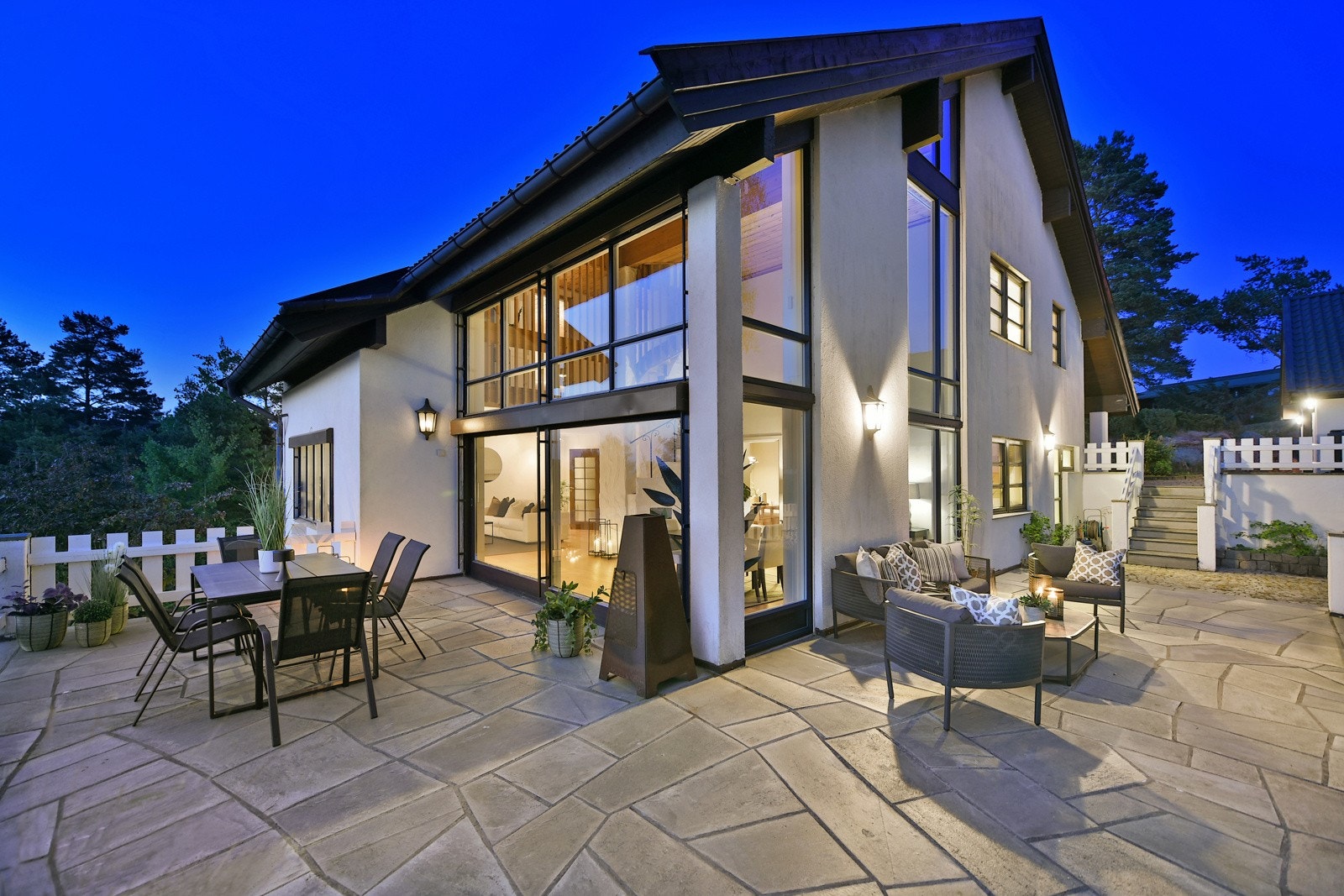 Dette er en arkitekttegnet enebolig som er stor og innholdsrik. Galleribilde