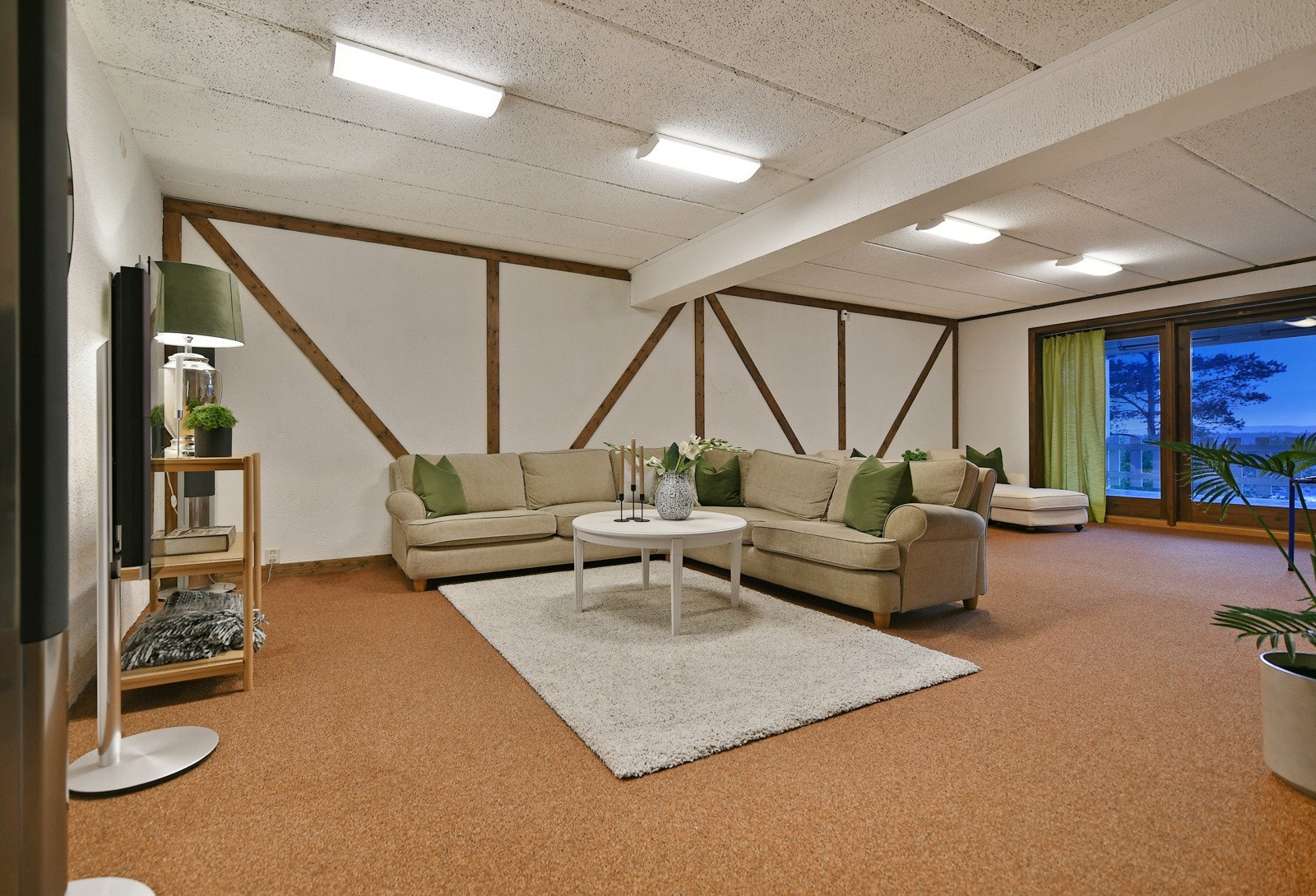 Underetasjen har god takhøyde og fleksible bruksmuligheter. Galleribilde