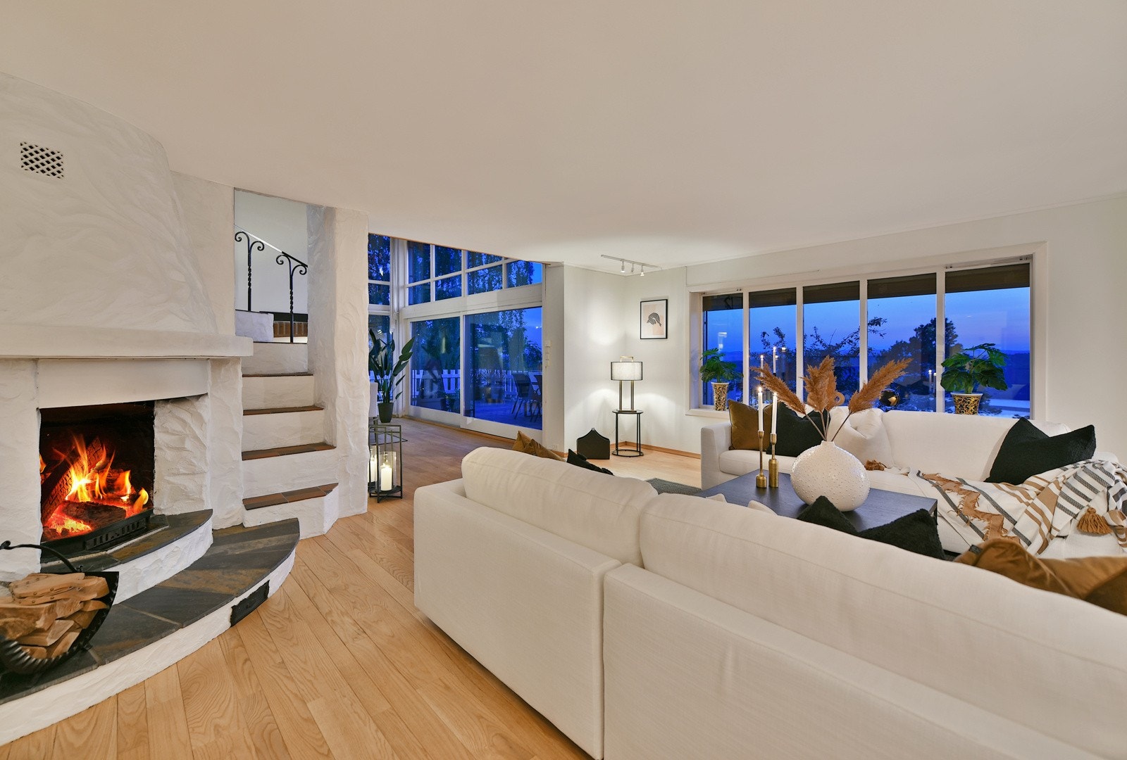 Midt mellom to av stuene er det murt opp en stor peis. Galleribilde