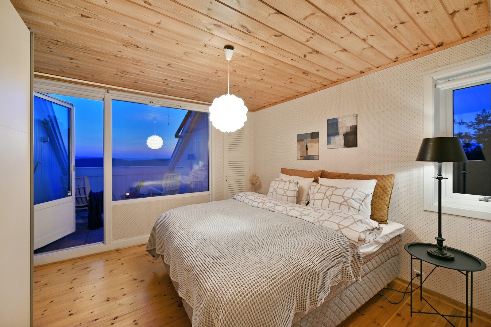 I 2. etasje er det 3 soverom, og hovedsoverommet har utgang til en egen balkong på taket. Galleribilde