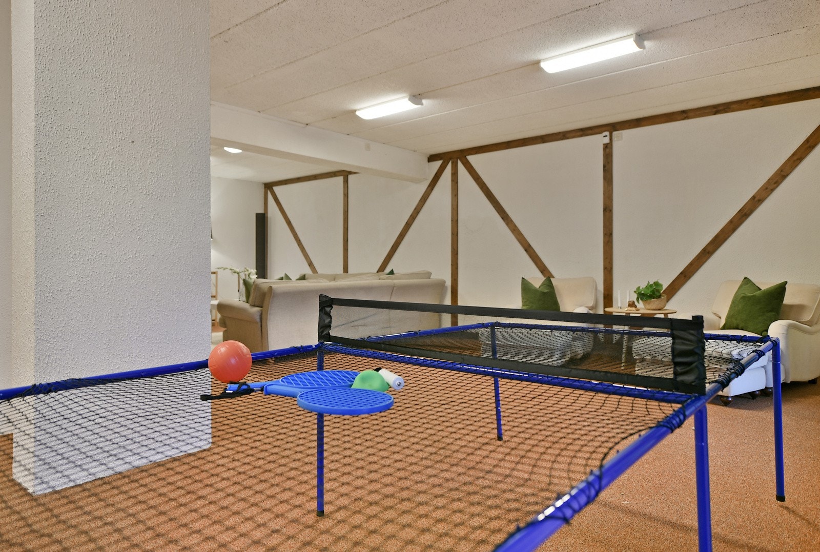 Huset har full underetasje, og her er det blant annet en stor stue. Galleribilde