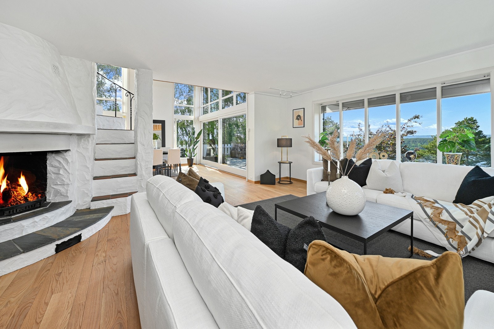 Lyse og åpne stuearealer mot Tunevannet. Galleribilde