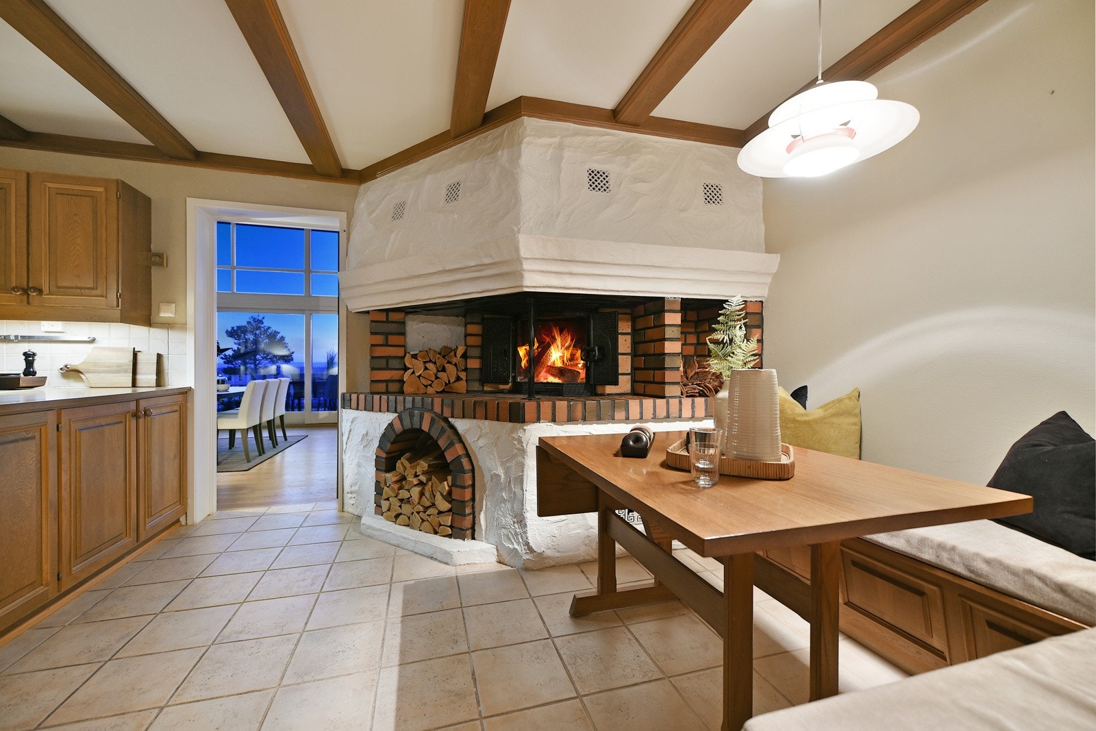 Kjøkkenet har praktisk plassering mot stuene. Galleribilde