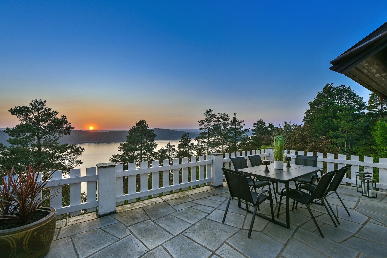 Stor og usjenert terrasse med sol fra morgen til kveld. Galleribilde