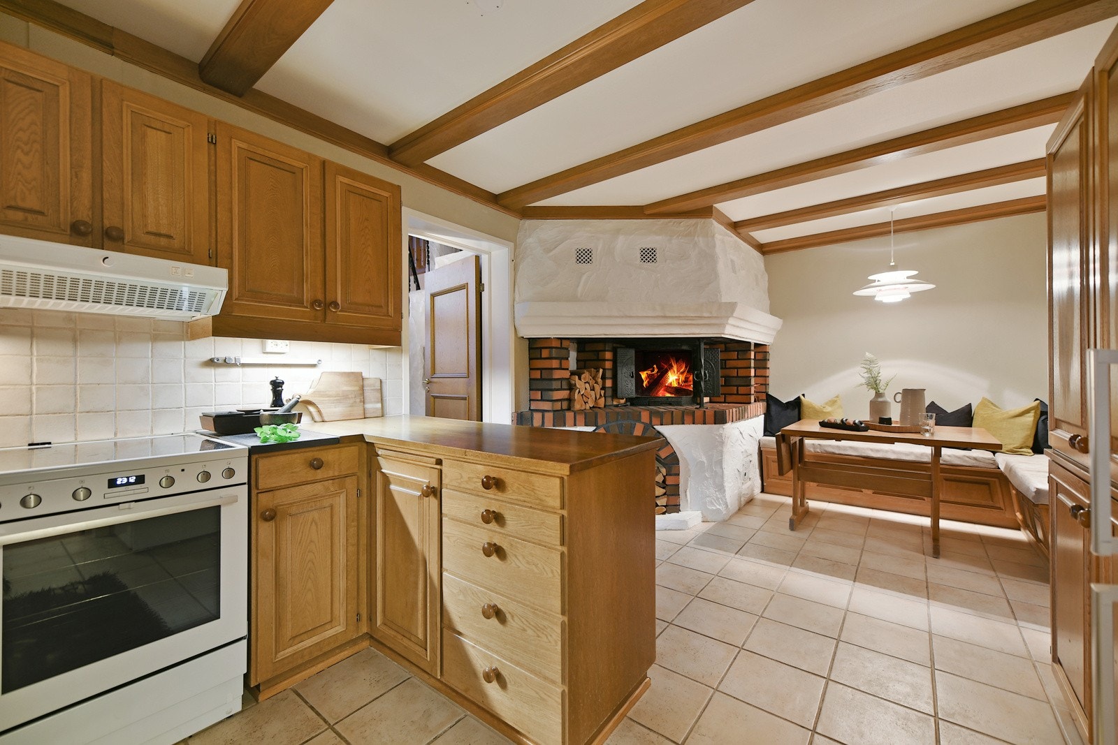 Kjøkkenet er på ca 20 kvm og har et ildsted i hjørnet mot stuen. Galleribilde