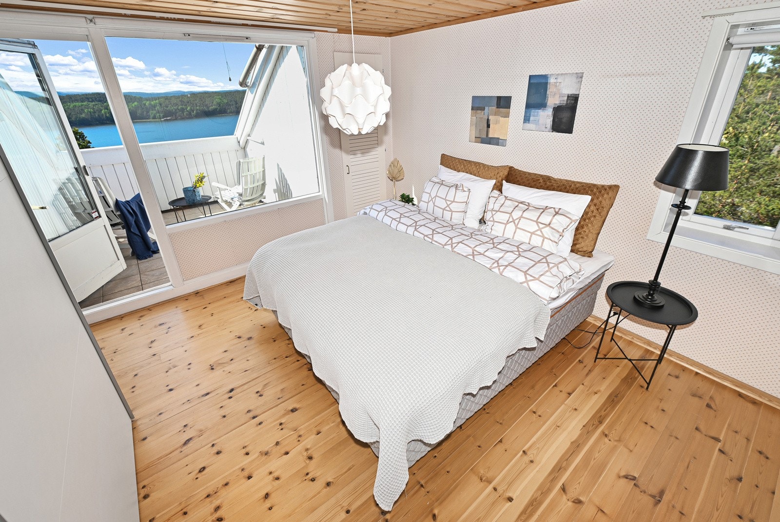 Hovedsoverommet har tilgang til et eget baderom. Galleribilde