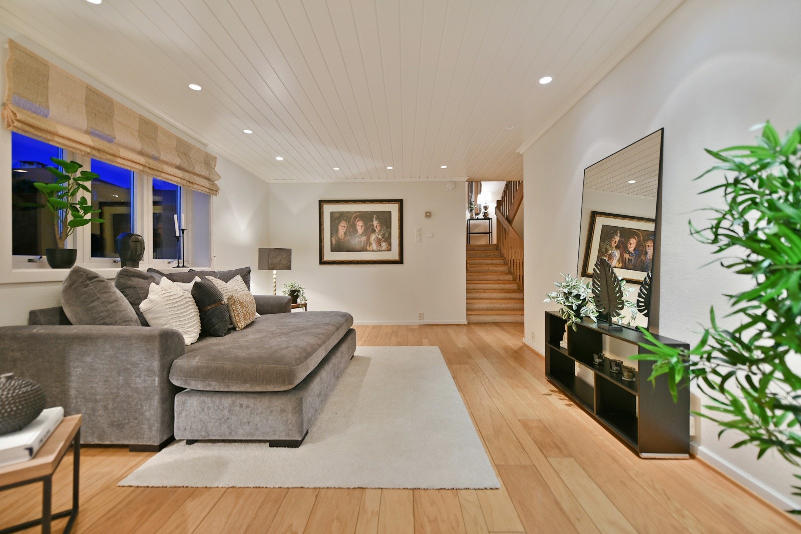 Huset inneholder blant annet 4 stuer og 5 soverom. Galleribilde