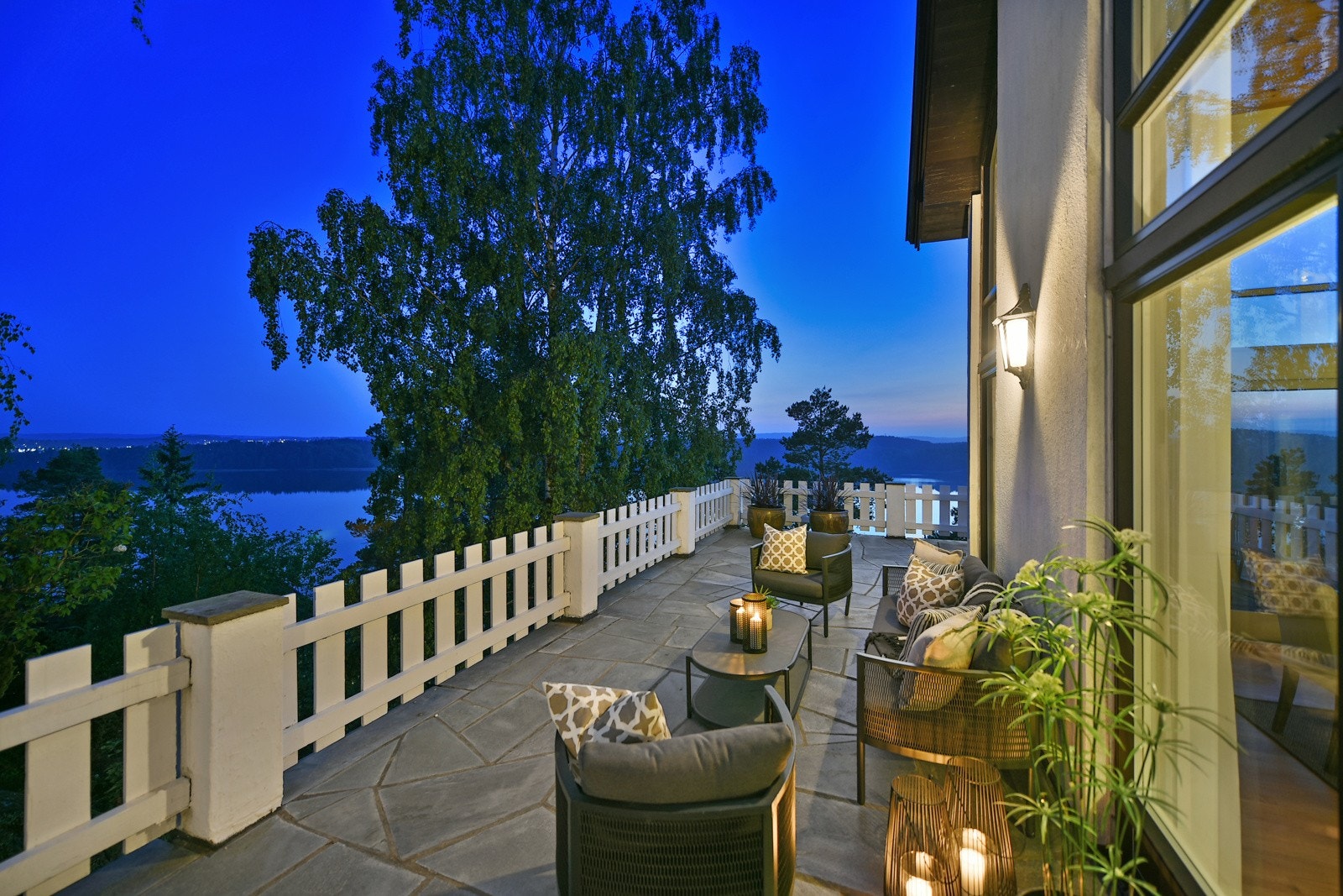 Eiendommen ligger vestvendt og solrikt, høyt over Tunevannet. Galleribilde