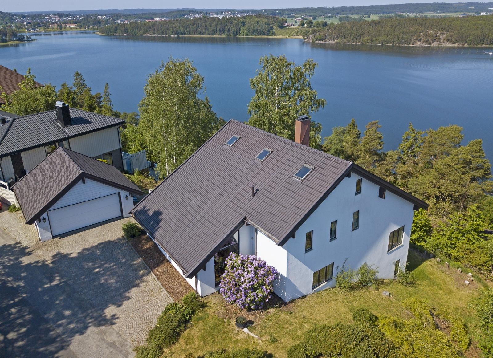 Eiendommen ligger vendt mot Tunevannet og har flott utsikt og gode solforhold. Galleribilde