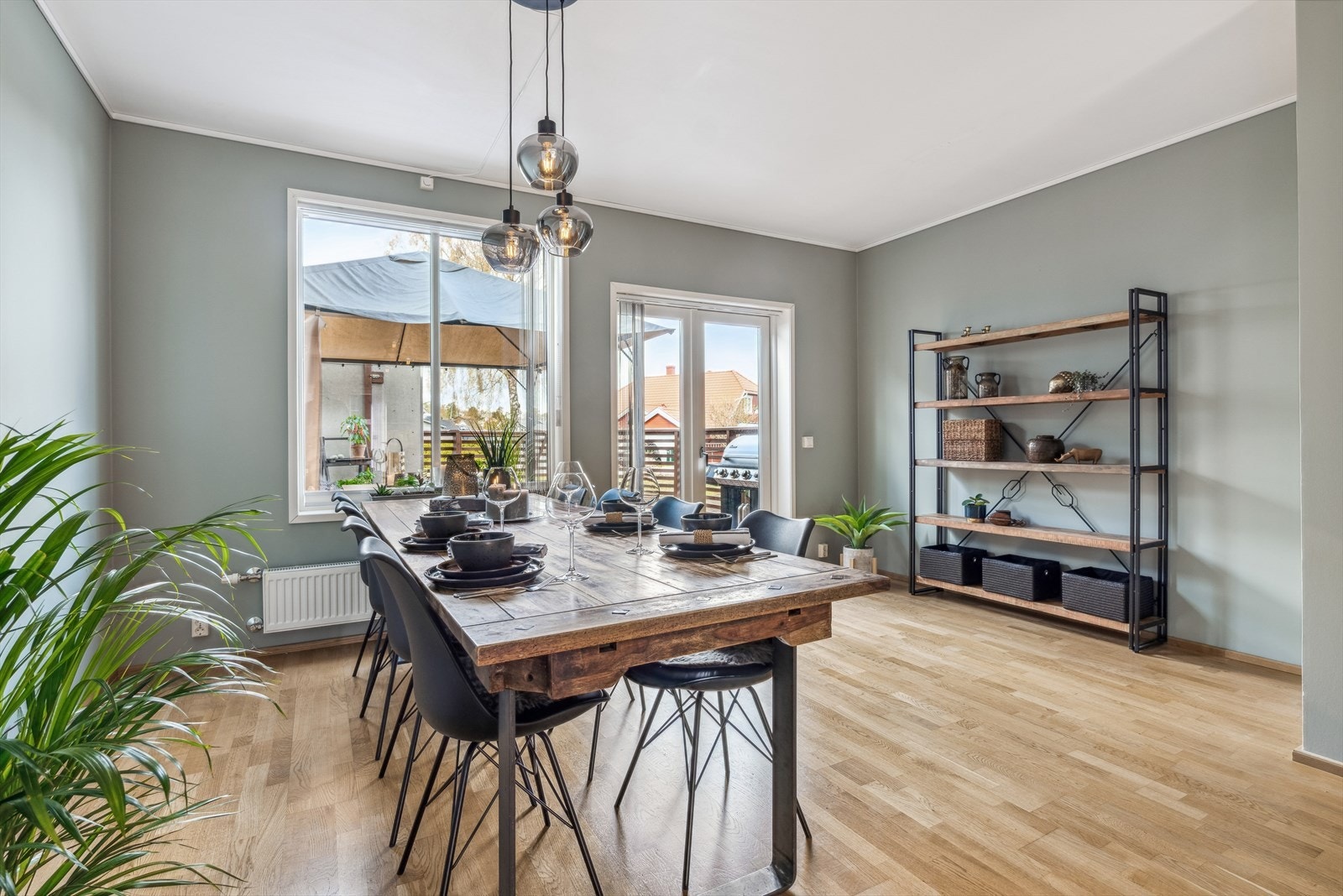 Fin stue med utgang til en stor markterrasse mot vest med markise. Galleribilde