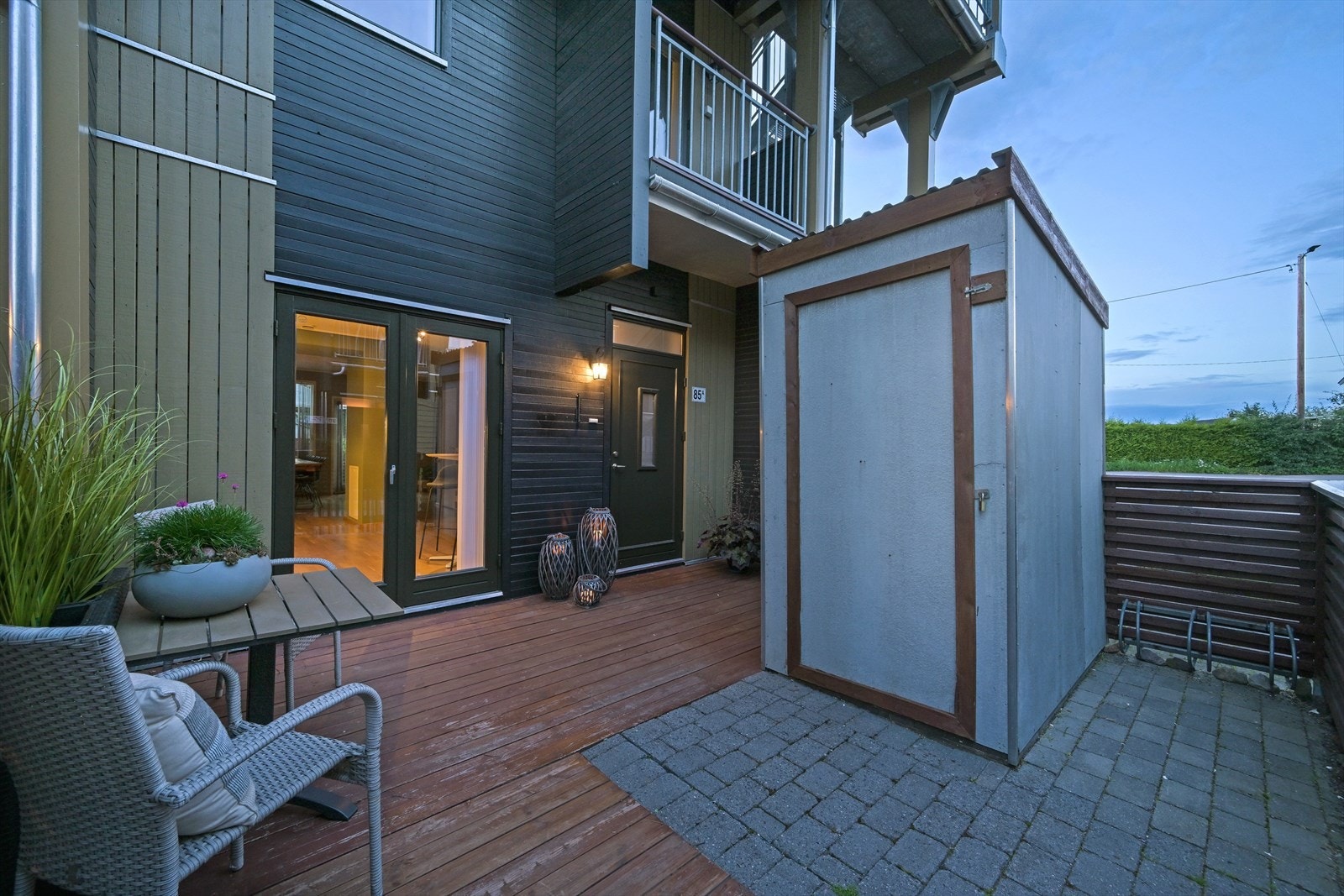 Inngangspartiet med terrasse og sportsbod. Galleribilde