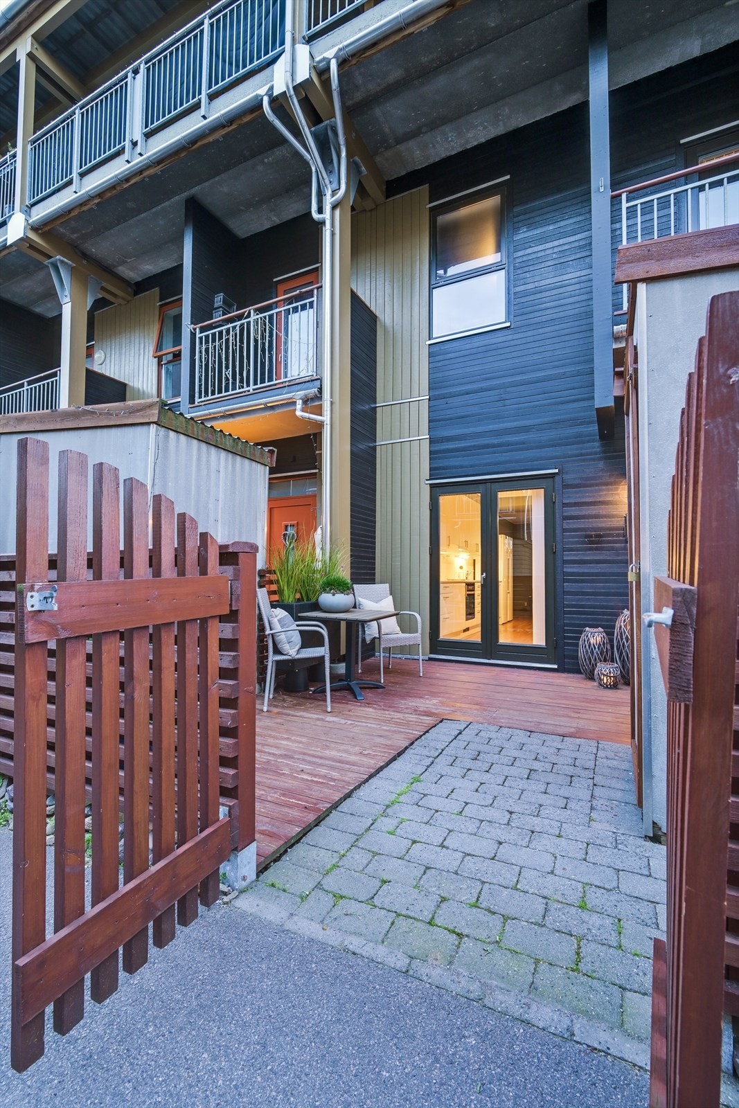 Inngangsparti med terrasse med sol fra morgen til litt ut på dagen. Galleribilde