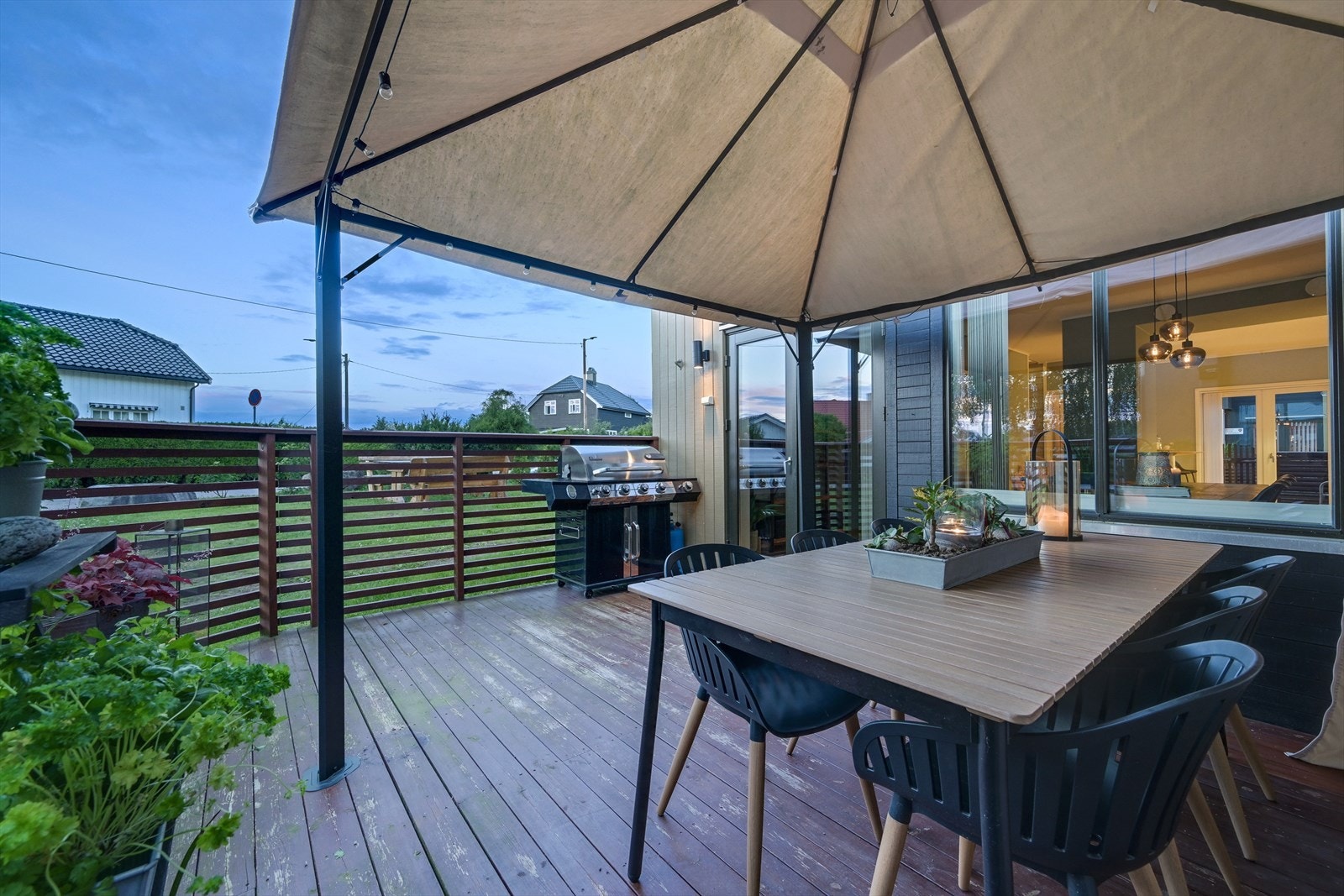 Terrassen på kveldstid. Galleribilde