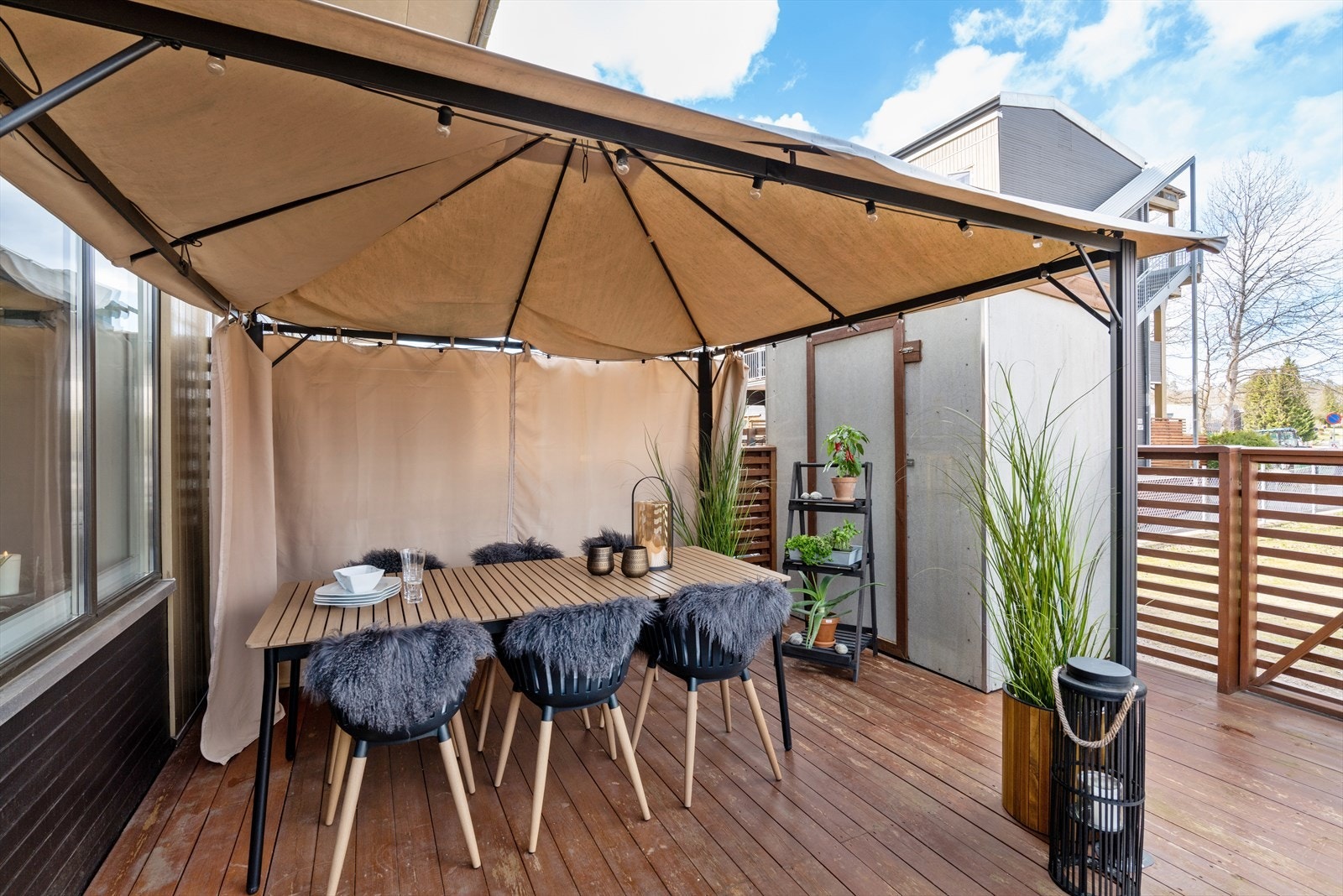 Stor vestvendt terrasse med utgang fra stuen. Galleribilde