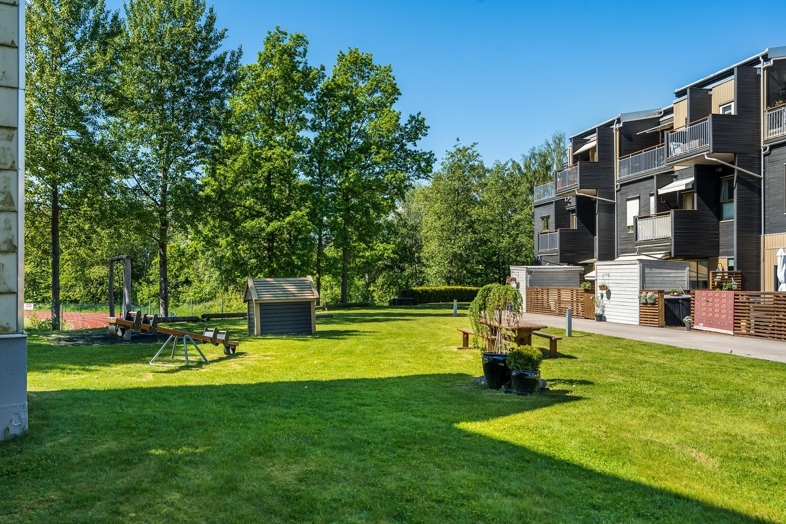 Sembskogen borettslag med nydelig felles grøntareal. Galleribilde