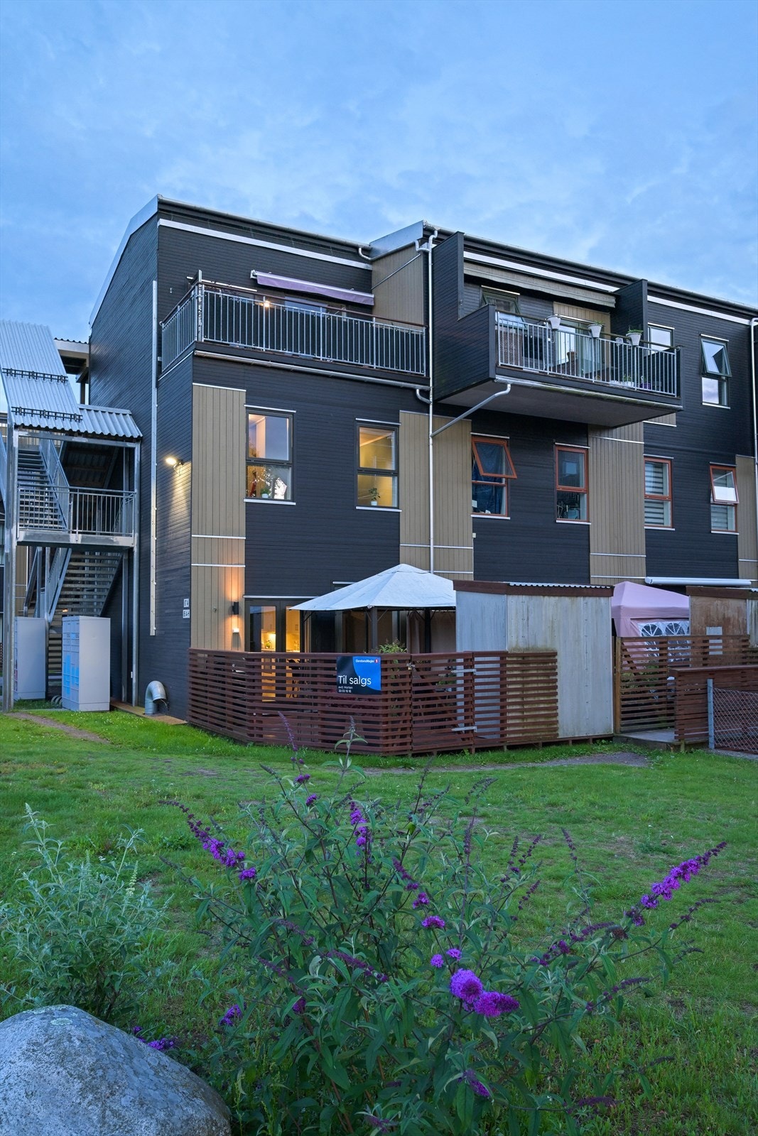 Endeleilighet med to terrasser og to balkonger med sol fra morgen til kveld. Galleribilde