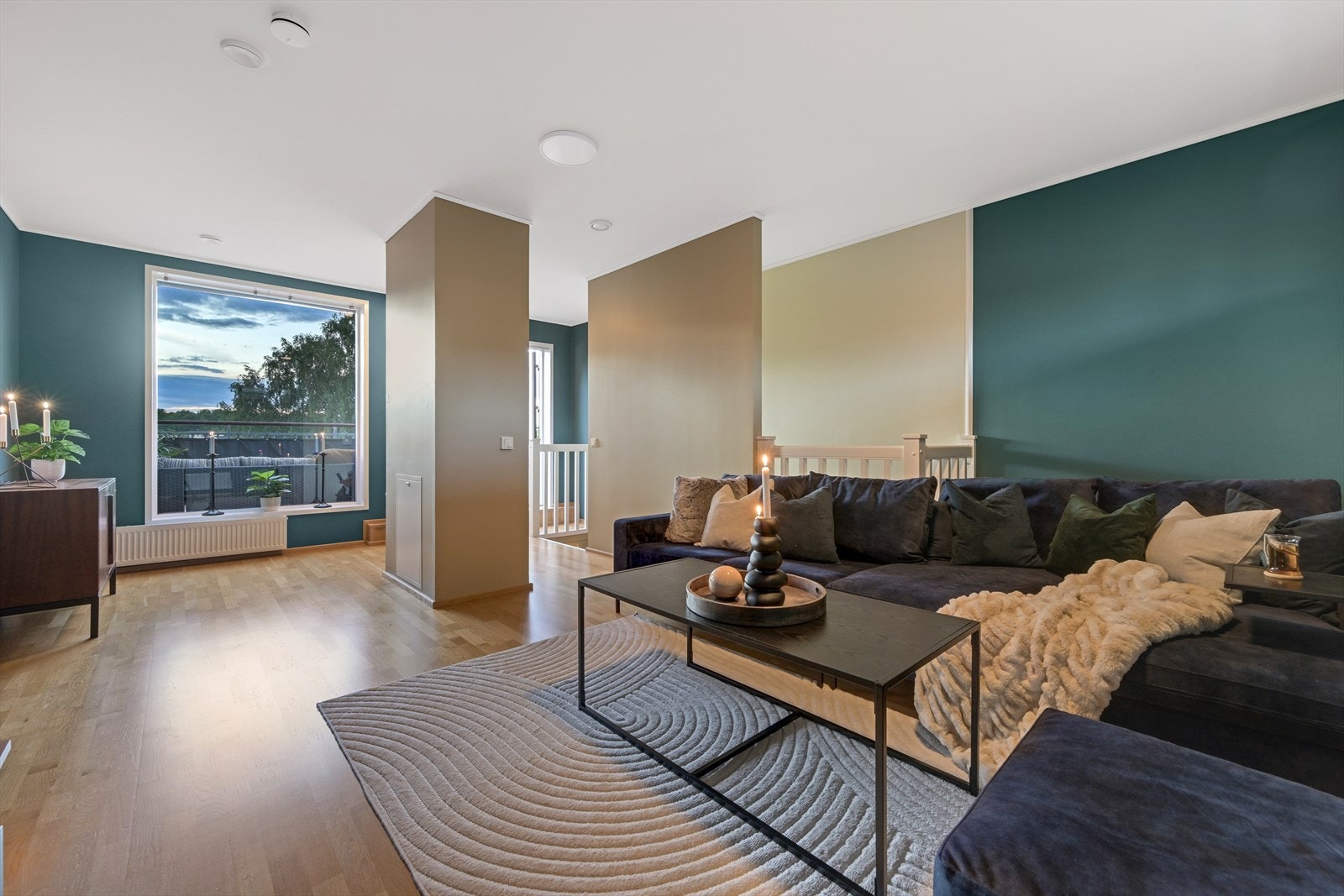 Stor og deilig loftsstue med utgang til balkong. Galleribilde