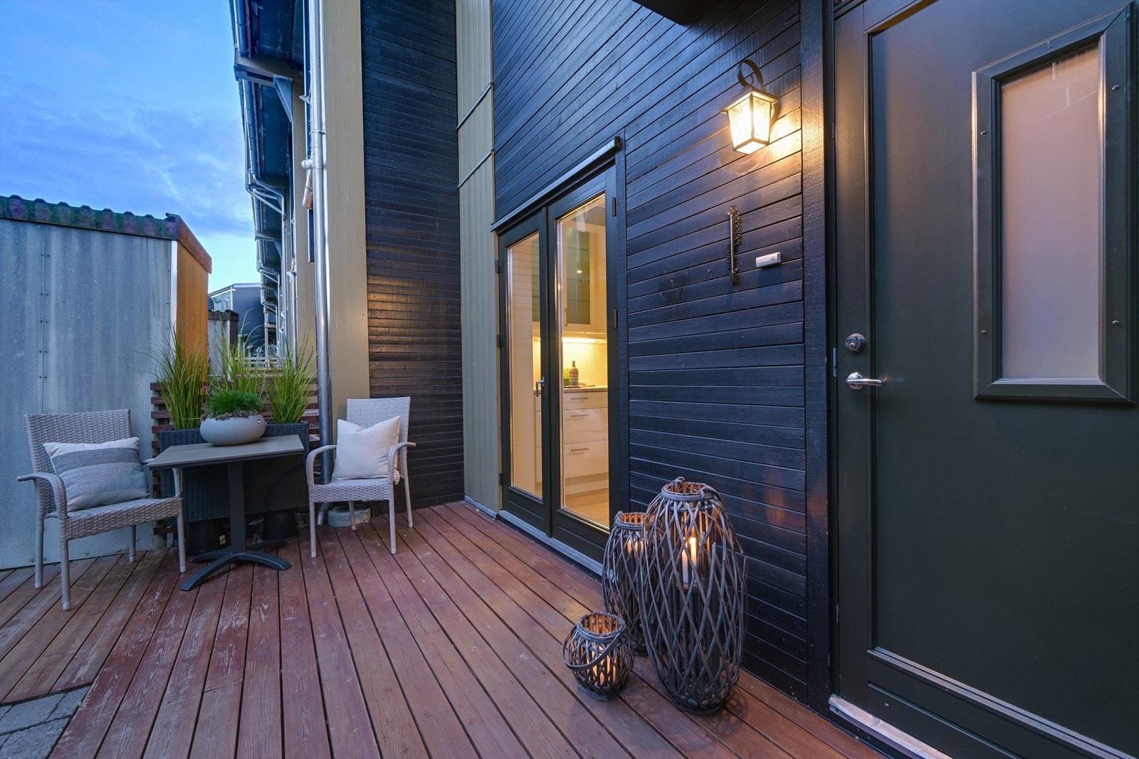 Terrassen ved inngangsdøren. Galleribilde