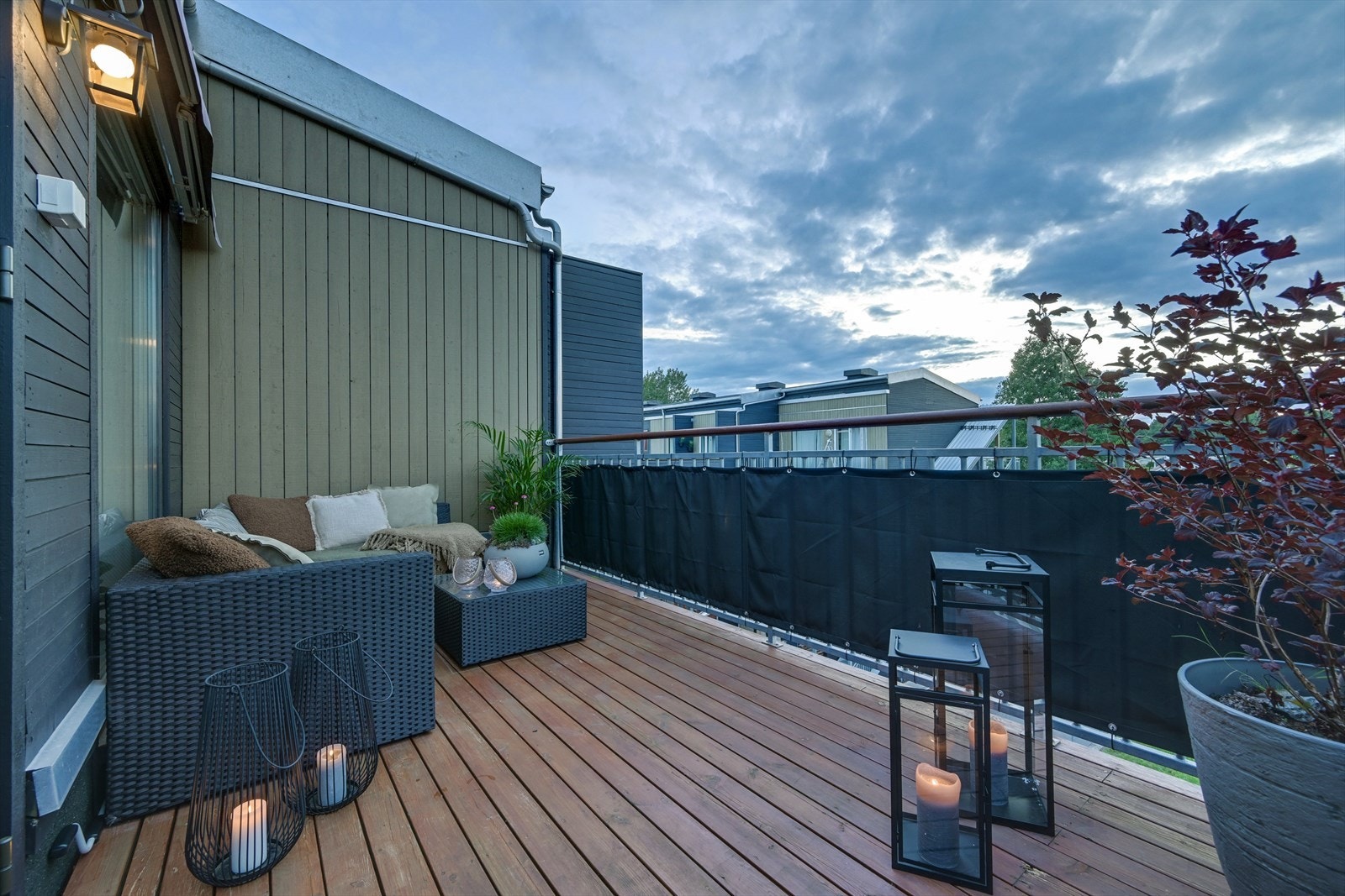 Balkong med kveldssol i toppetasjen. Galleribilde