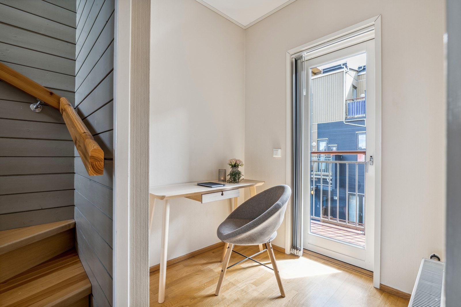 Gang i 2. etasje med kontorkrok og utgang til luftebalkong. Galleribilde