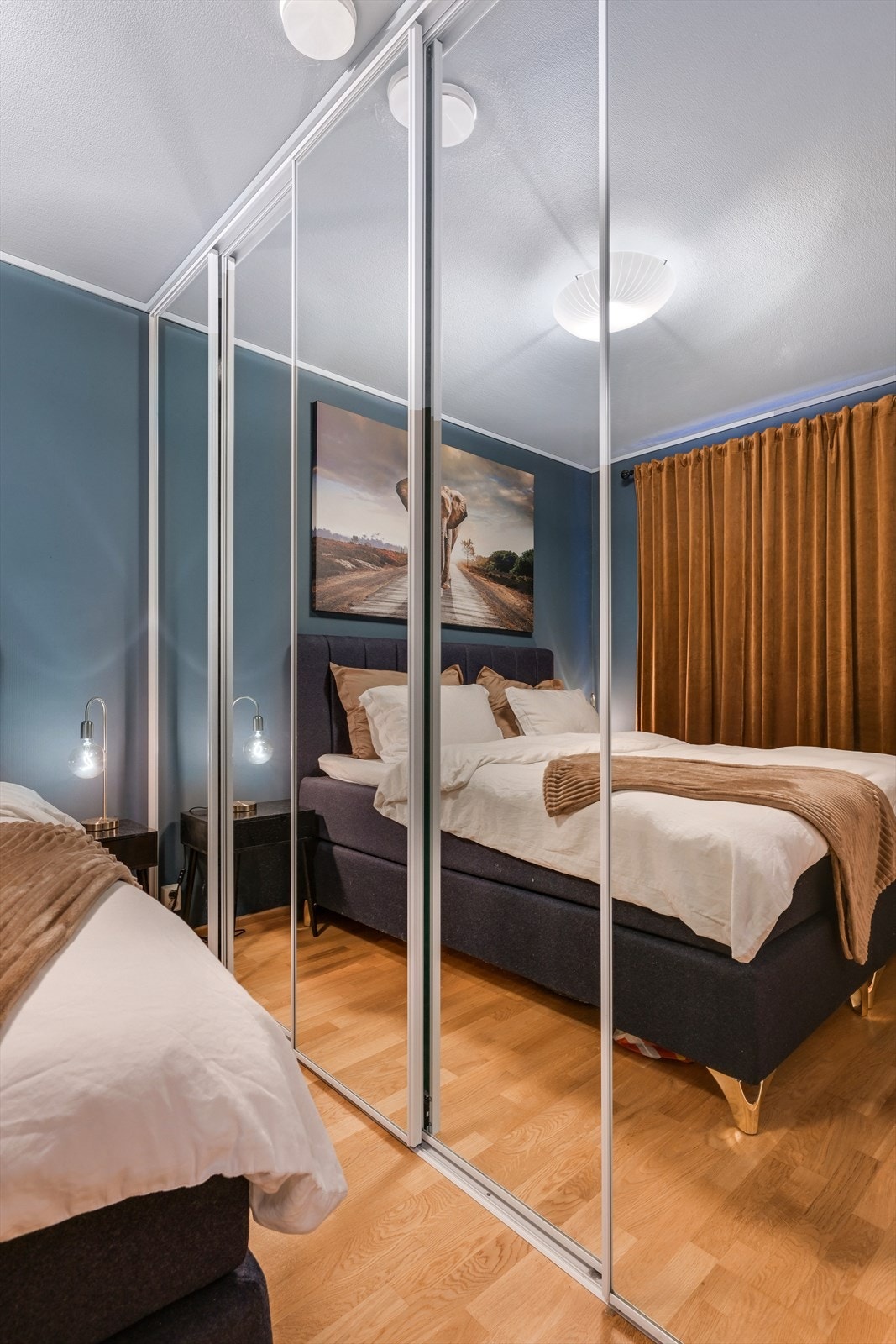 Hovedsoverom med skyvedørsgarderobe. Galleribilde