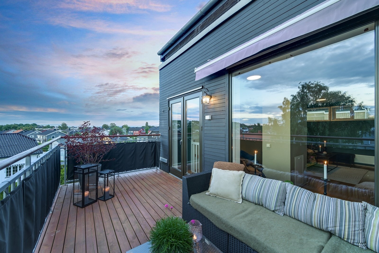 Stor og fin balkong med kveldssol, helt usjenert og veldig lunt. Galleribilde