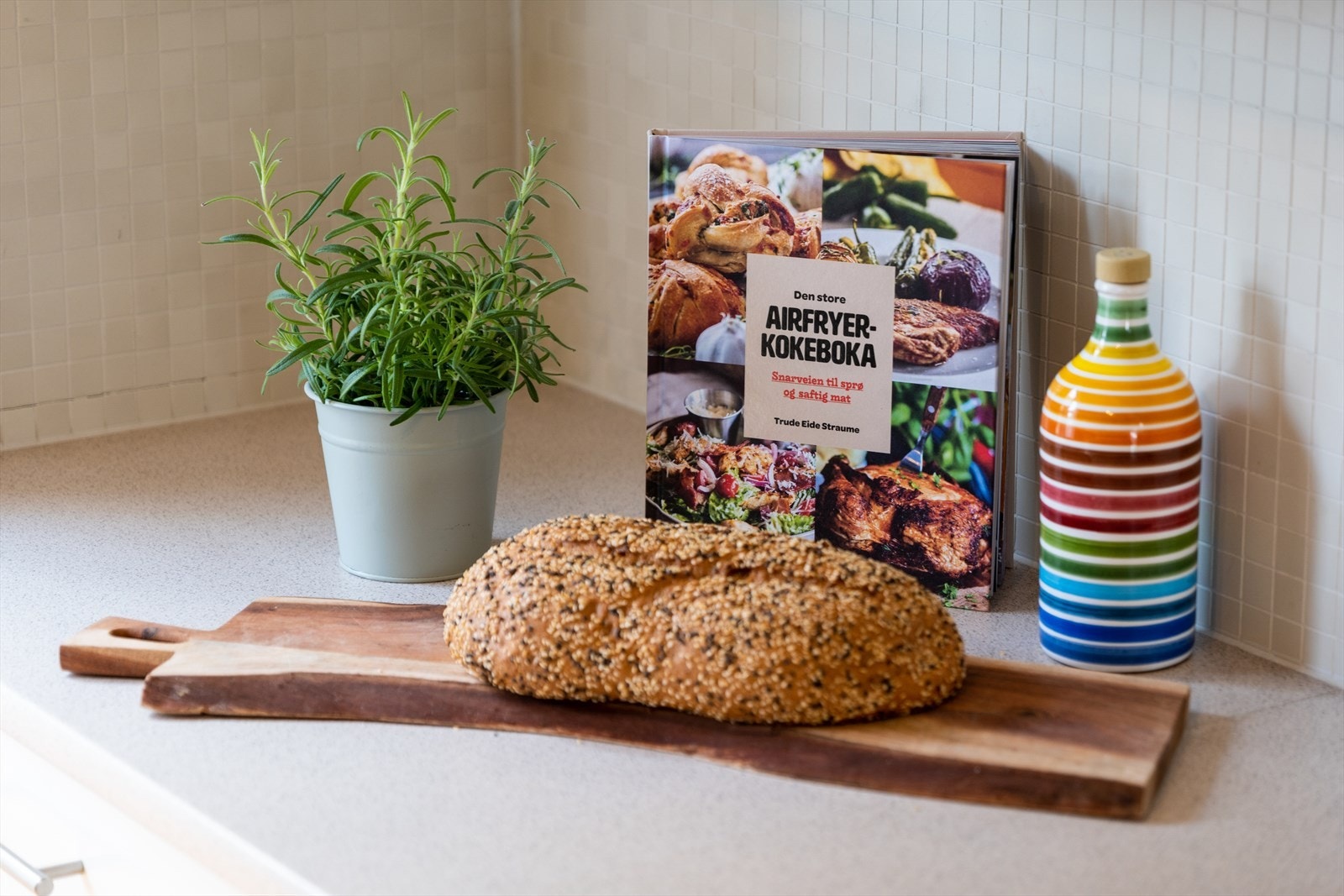 Godt med benkeplass for mye god matlaging. Galleribilde