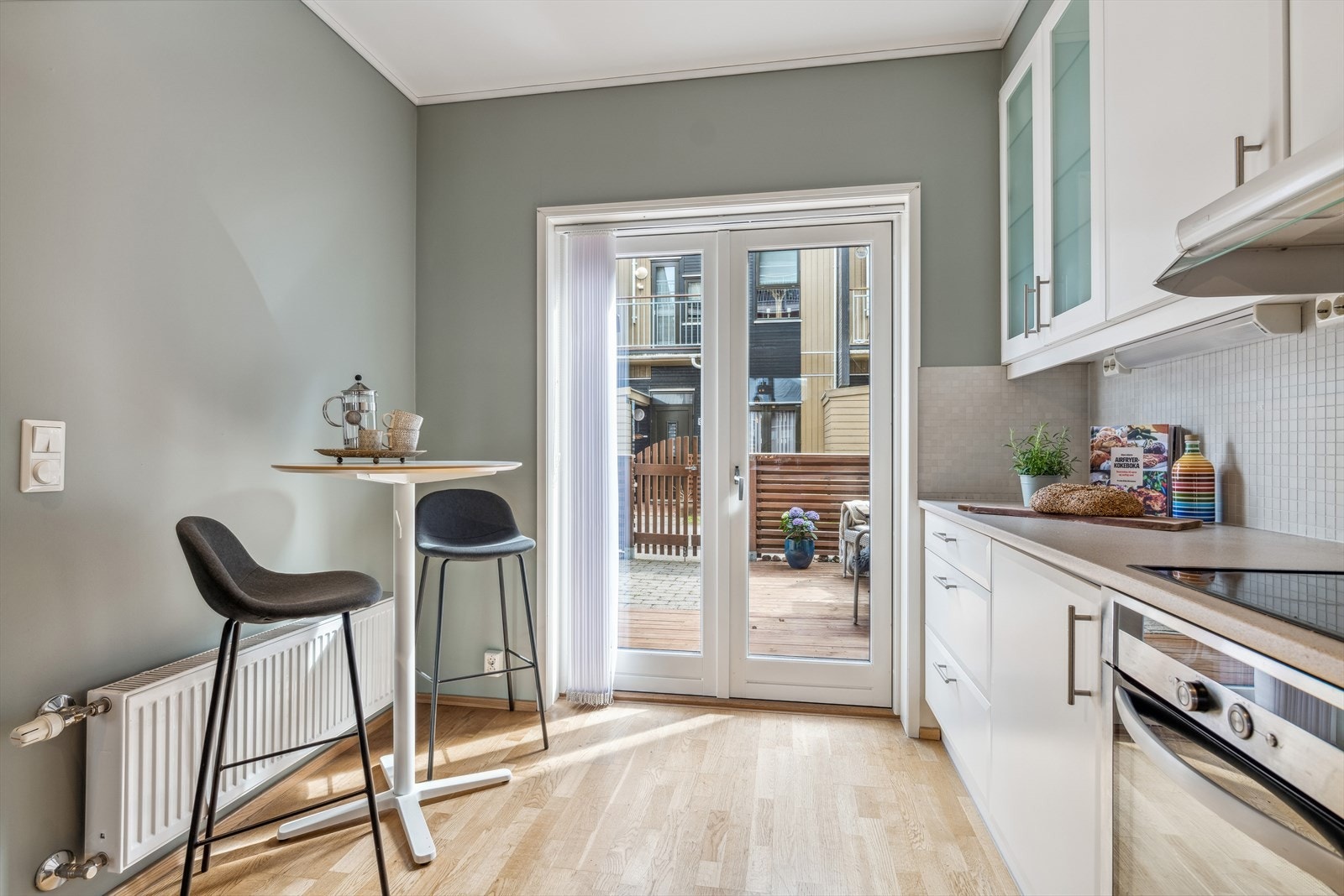 Kjøkken med spiseplass og utgang til terrasse. Galleribilde