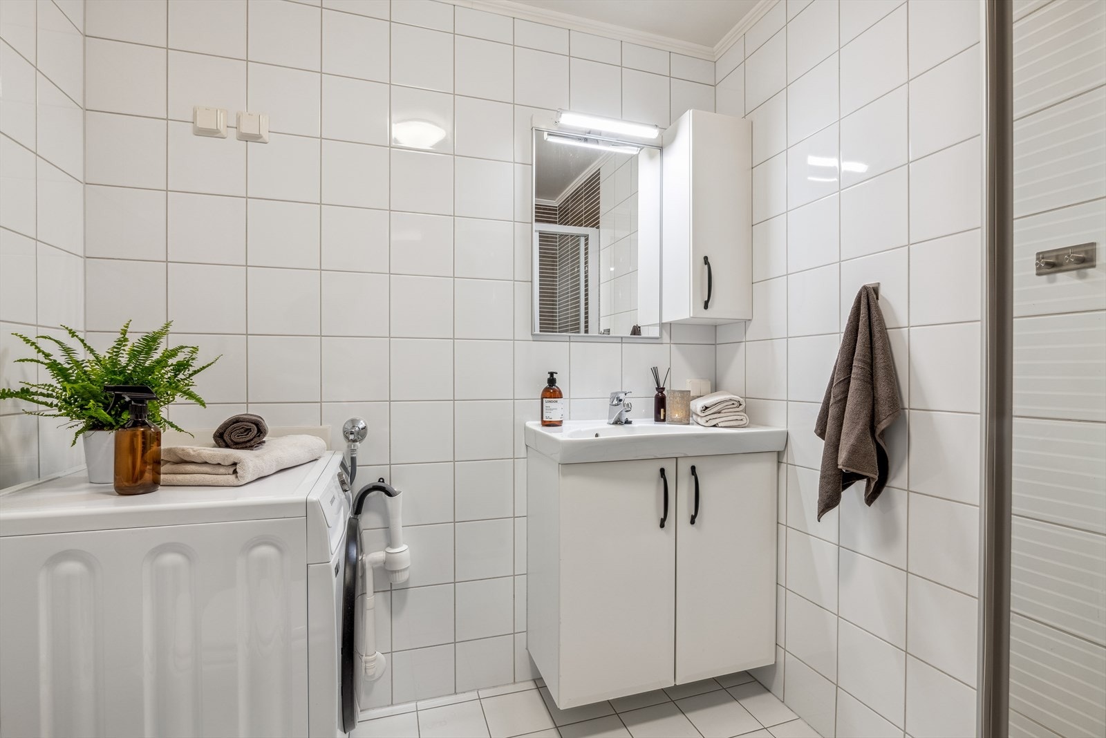 Bad med opplegg for vaskemaskin. Galleribilde