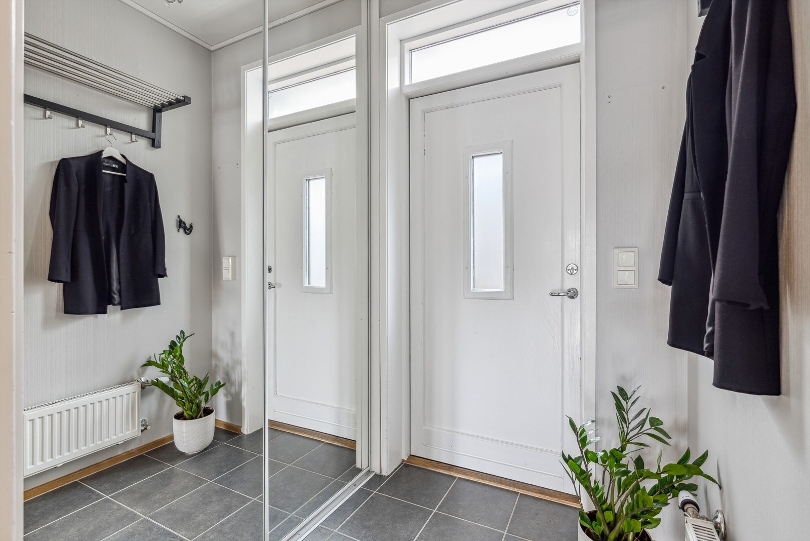 Flislagt gang med skyvedørsgarderobe. Galleribilde