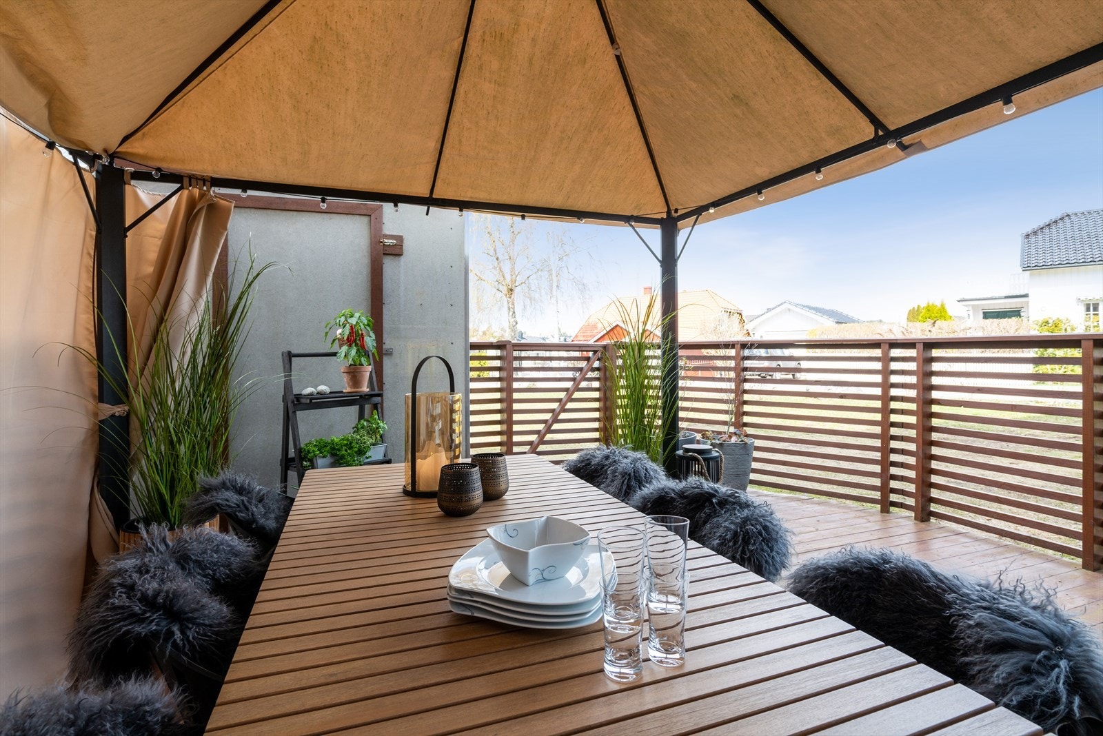 Terrassen er virkelig fin og koselig med riktig møblering. Galleribilde