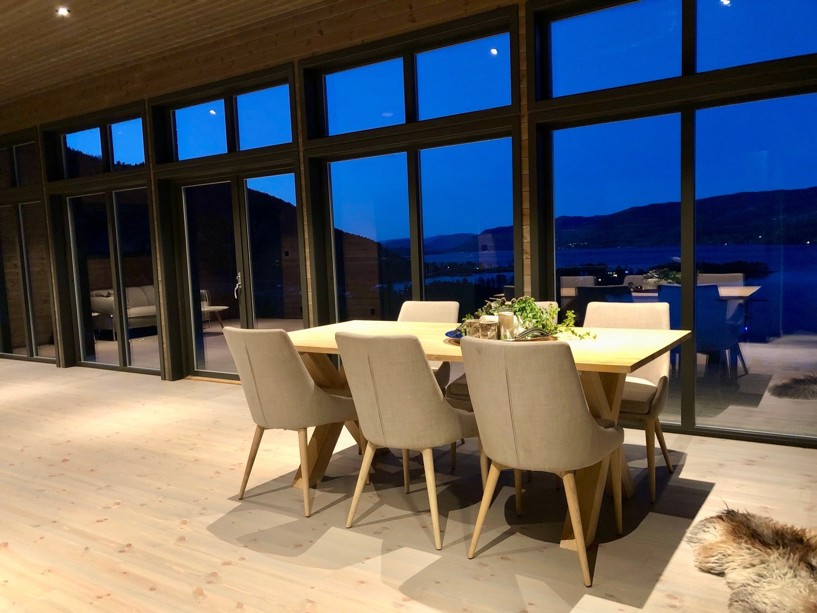 Store vindusflater tar naturen inn Galleribilde